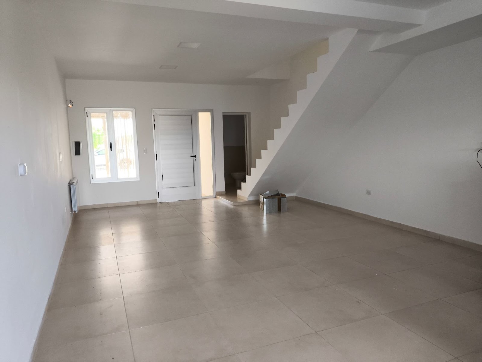 2 dormitorios (1 con vestidory terraza) · cocina integrada al living comedor · 2 baños · patio amplio con asador · cochera doble con portón automático · escritura en trámite - foto 3