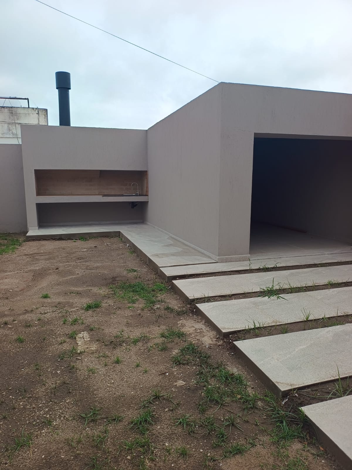 2 dormitorios (ambos con Placard) · cocina integrada al estar comedor · baño · jardín delantero · patio con asador · cochera para 2 autos · calefacción central · lote 250m2 · superficie cubierta 120m2 - foto 12