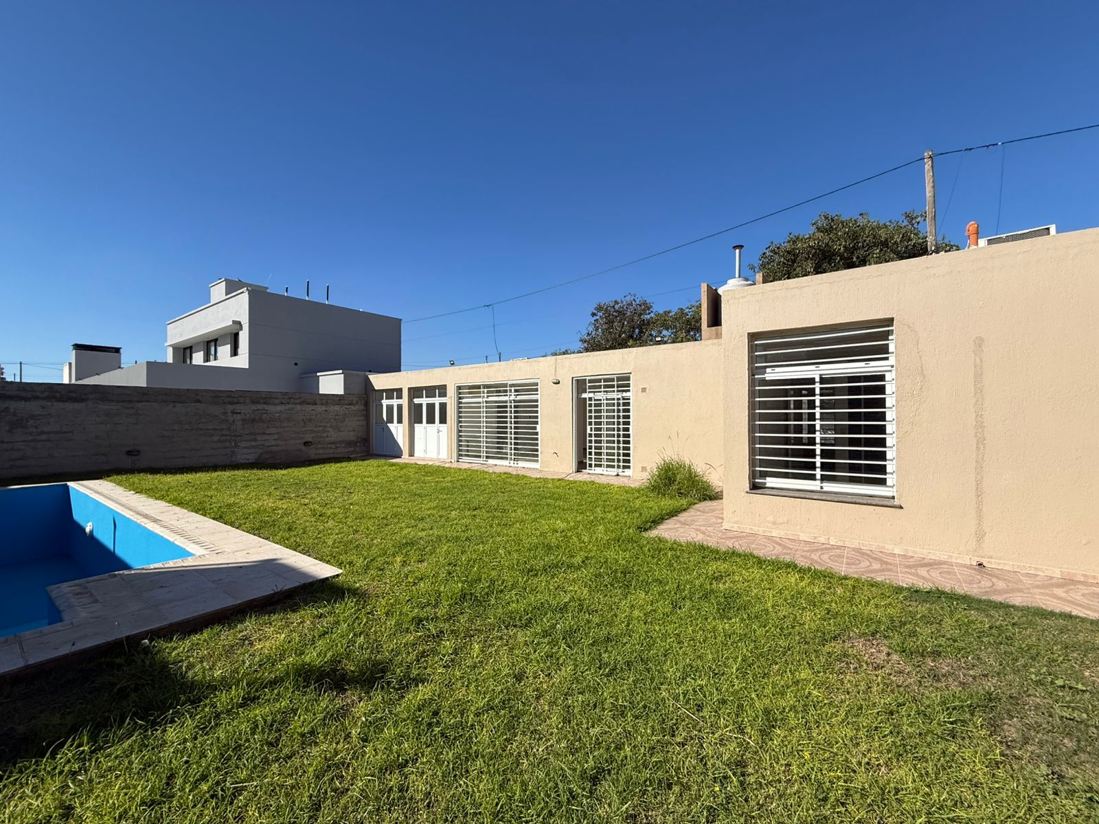2 dormitorios ( ambos con Placard) · baño y ante baño · cocina · living comedor · lavadero · cochera doble en paralelo co portón automático · amplio patio con piscina · calefacción central por radiadores · superficie cubierta 127m2 · superficie lote 398m2 · antigüedad 2012 - foto 2