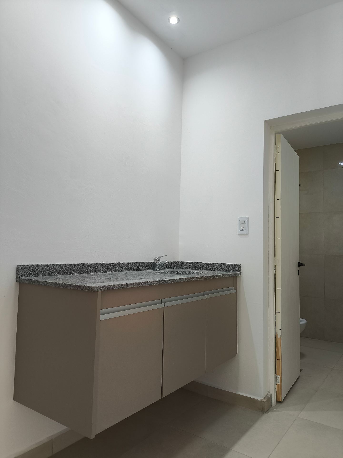 2 dormitorios (1 con vestidory terraza) · cocina integrada al living comedor · 2 baños · patio amplio con asador · cochera doble con portón automático · escritura en trámite - foto 13