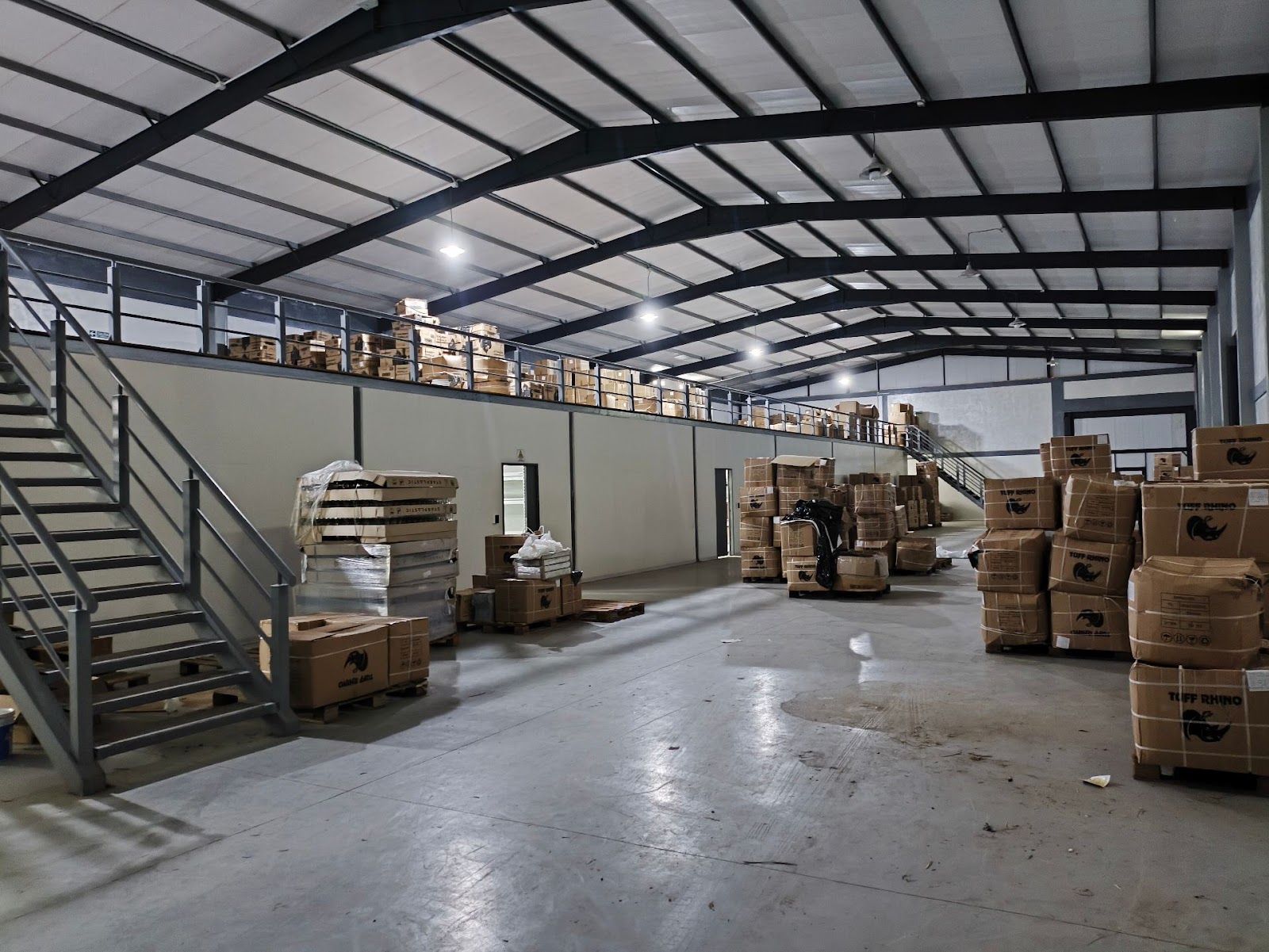 Galpón 1400m2 · terreno 1740m2 · recepción · 2 oficinas · kichenet · baño · cambiador y baño p/personal · área fraccionamiento · área esparcimiento · porton principal y lateral · piso hormigón 15cm alto transito · aislación térmica etc. - foto 2