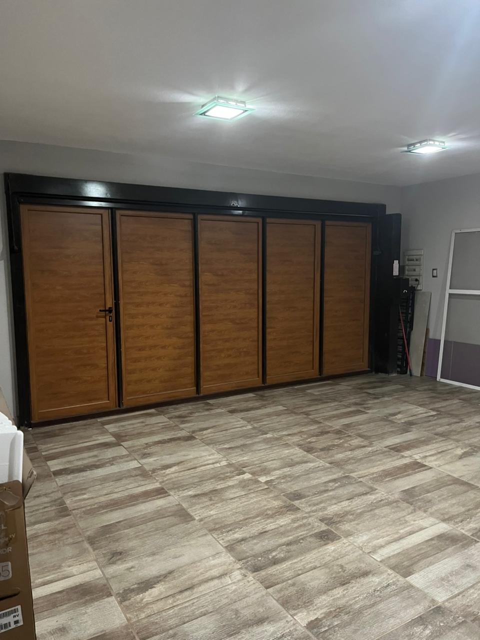 3 dormitorios ( 2 p/baja-suite en p/alta) · 4 baños en total · cocina · living comedor · garaje doble paralelo · quincho · amplio patio con piscina · patio de luz · calefacción por loza radiante · superf. Cubierta 330m2 · lote 12.85 x 45 25 total 581.46m2 · antigüedad 2010/2020 - foto 6