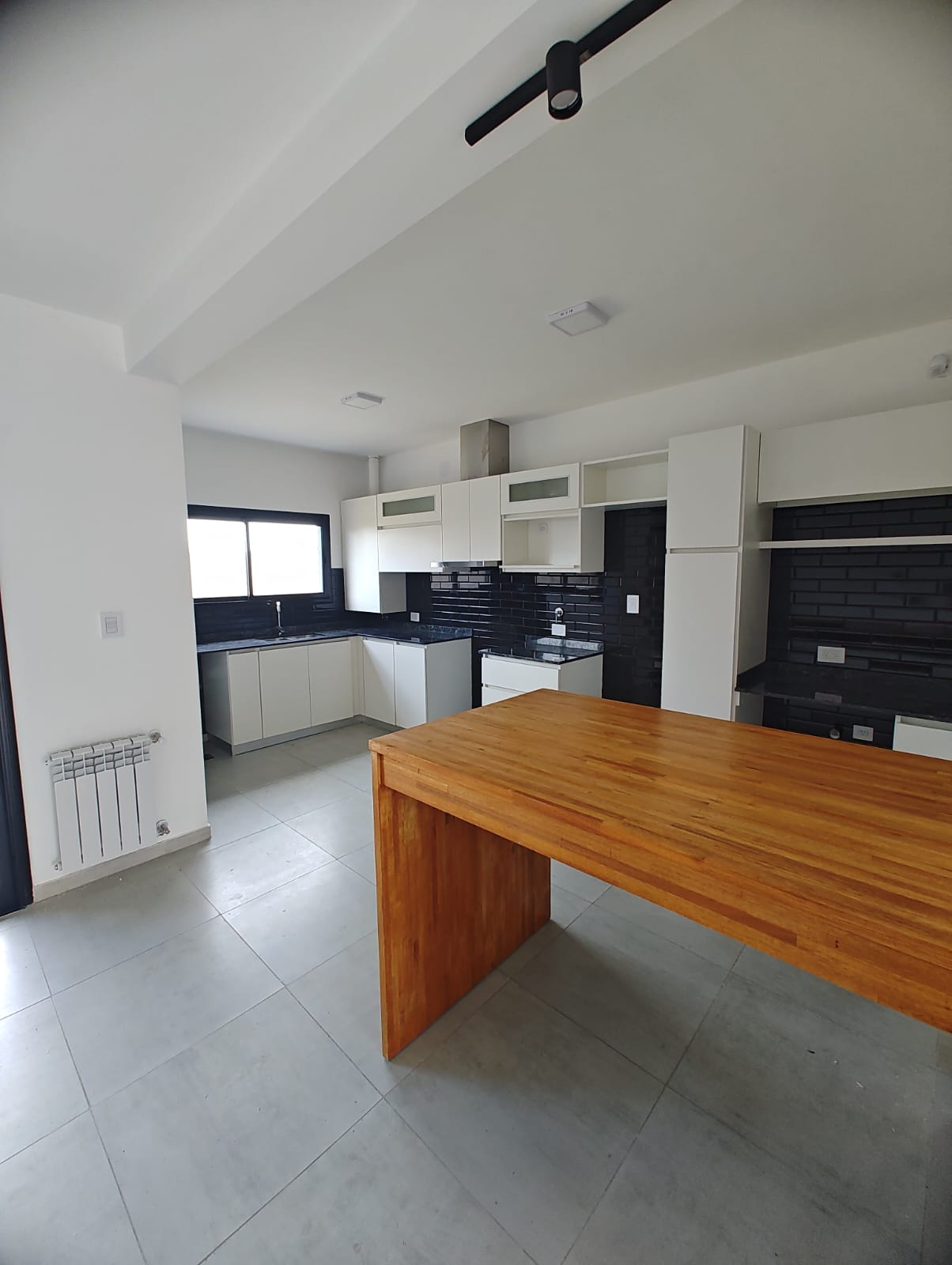 2 dormitorios (1 con vestidor/1 con Placard) · 2 baños · cocina integrada al estar comedor · galería con asador · patio · cochera doble · calefacción central · escritura - foto 3