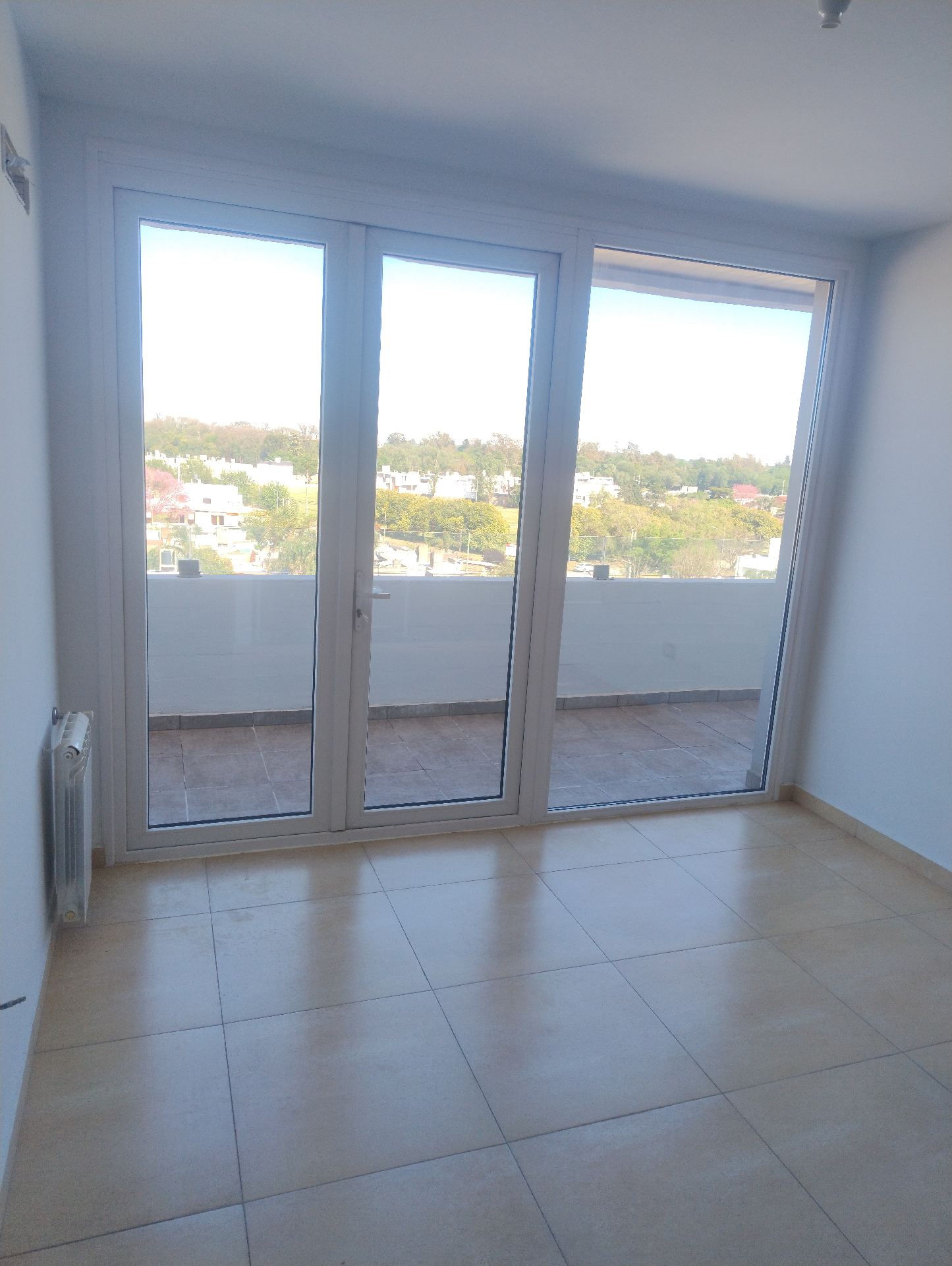 2 dormitorios · ( ambos con Placard) · 2 baños · cocina integrada al estar comedor · amplio balcón · calefacción central · cochera propia · escritura · 5to piso · piscina · sum · gym - foto 3