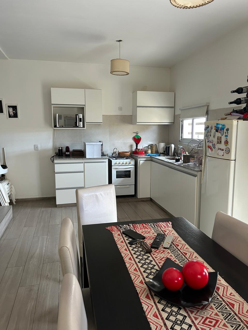 3 dormitorios · 2 baños · cocina comedor · patio · cochera · calefacción central · superficie cubierta 125m2 · escritura en trámite - foto 2