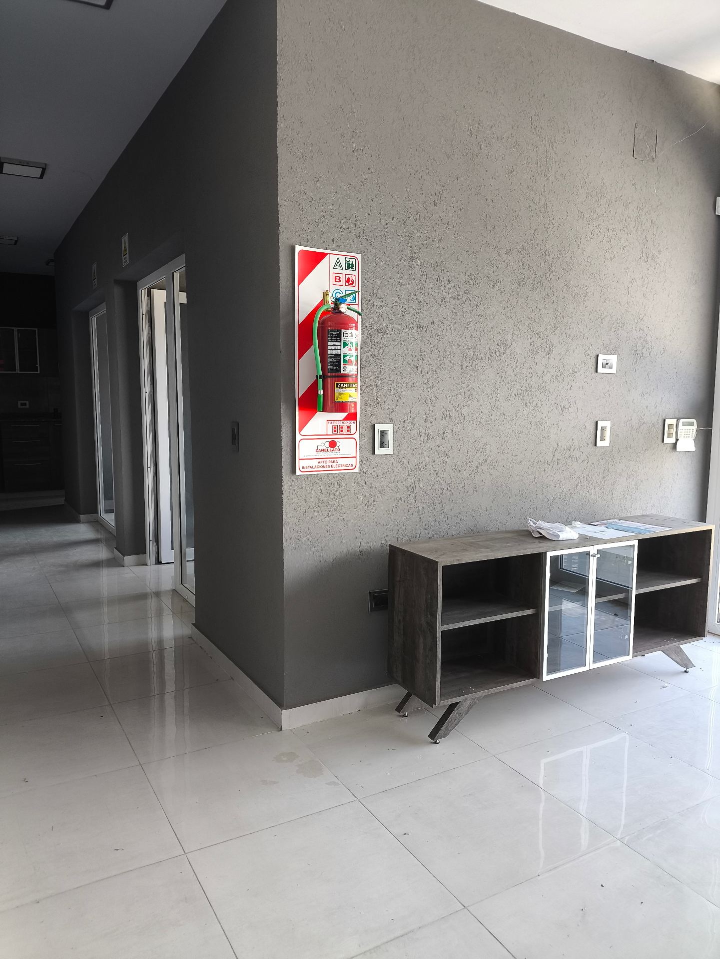Galpón 1400m2 · terreno 1740m2 · recepción · 2 oficinas · kichenet · baño · cambiador y baño p/personal · área fraccionamiento · área esparcimiento · porton principal y lateral · piso hormigón 15cm alto transito · aislación térmica etc. - foto 7