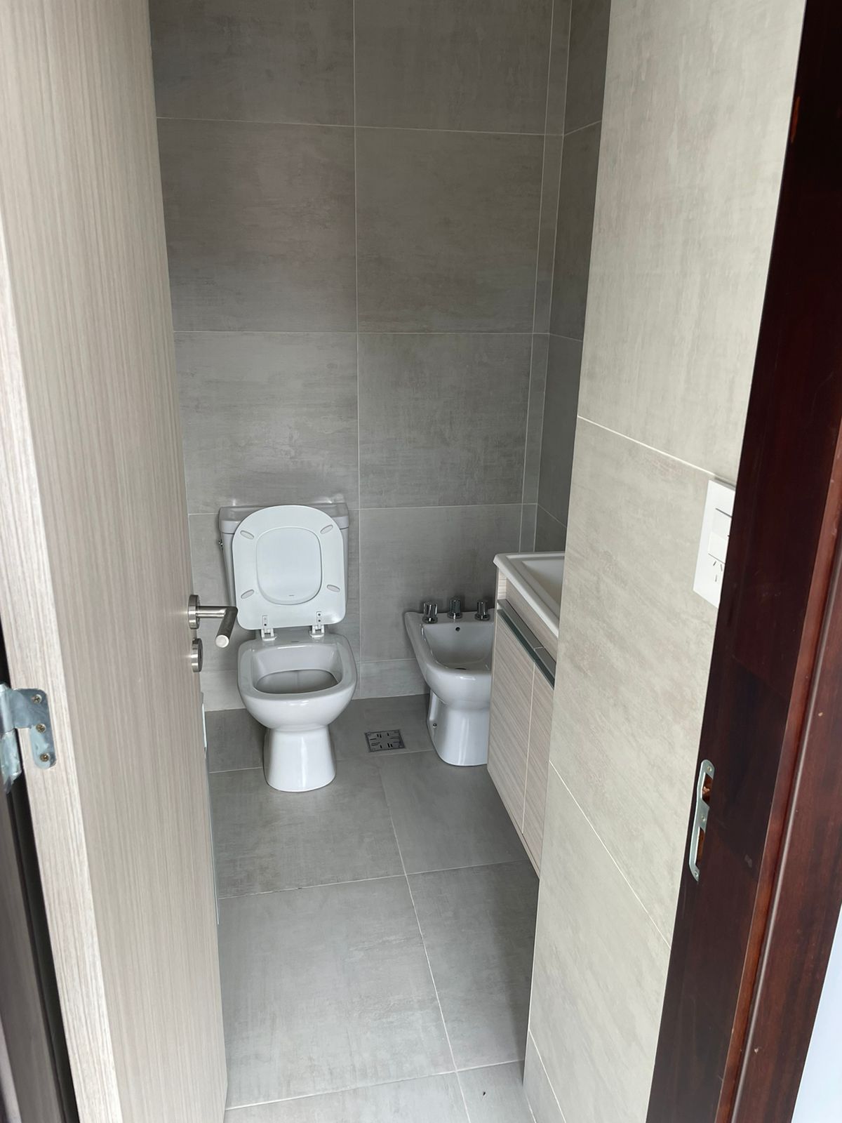 3 dormitorios (Placard) · 2 baños ( principal con ante baño) cocina · living comedor · balcón · 1 er piso ctra frente · gym · piscina parrilleros - foto 7