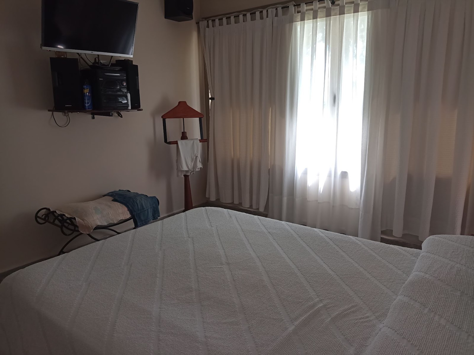 3 dormitorios ( suite en p/baja) · 3 baños · cocina · despensa lavadero · living comedor · living p/alta · galería con asador y amplio patio · garaje para 2 vehículos · lote de 1.000m2 · superficie cubierta 400m2 - foto 10
