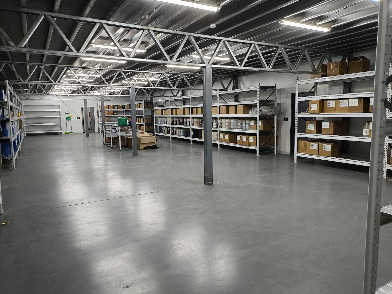 Galpón 1400m2 · terreno 1740m2 · recepción · 2 oficinas · kichenet · baño · cambiador y baño p/personal · área fraccionamiento · área esparcimiento · porton principal y lateral · piso hormigón 15cm alto transito · aislación térmica etc. - foto 3