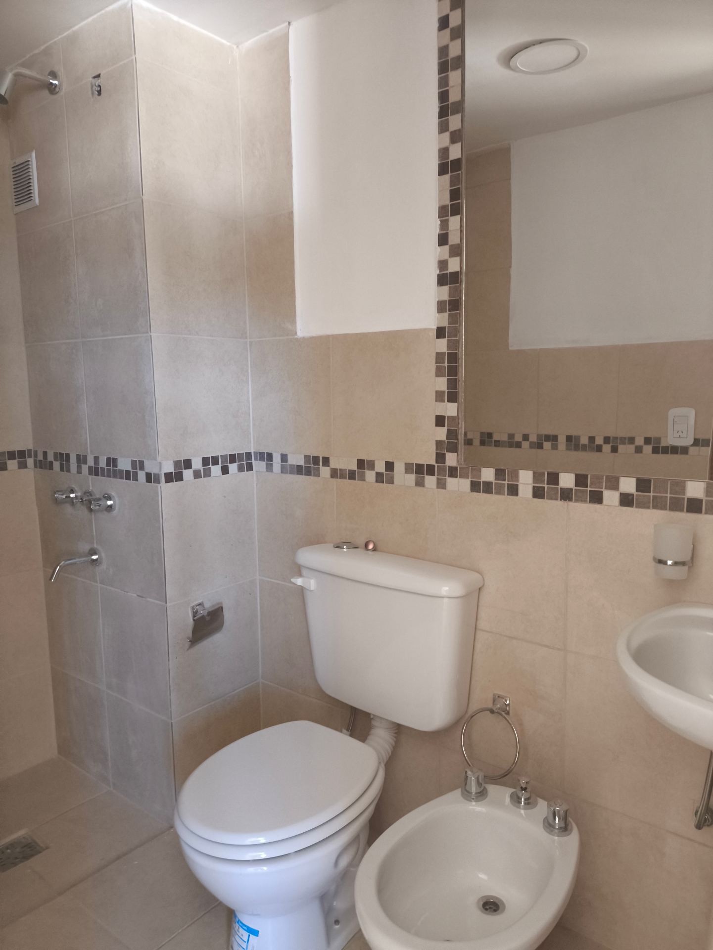 Monoambiente · 2 do piso · interno · equipado con alacena y calefactor · 27m2 · escritura en trámite - foto 2