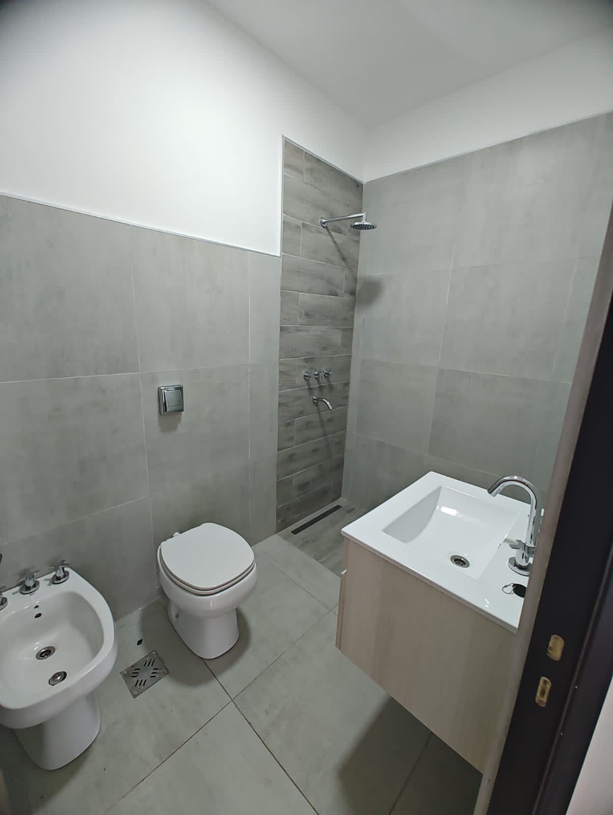 2 dormitorios (1 con vestidor/1 con Placard) · 2 baños · cocina integrada al estar comedor · galería con asador · patio · cochera doble · calefacción central · escritura - foto 7