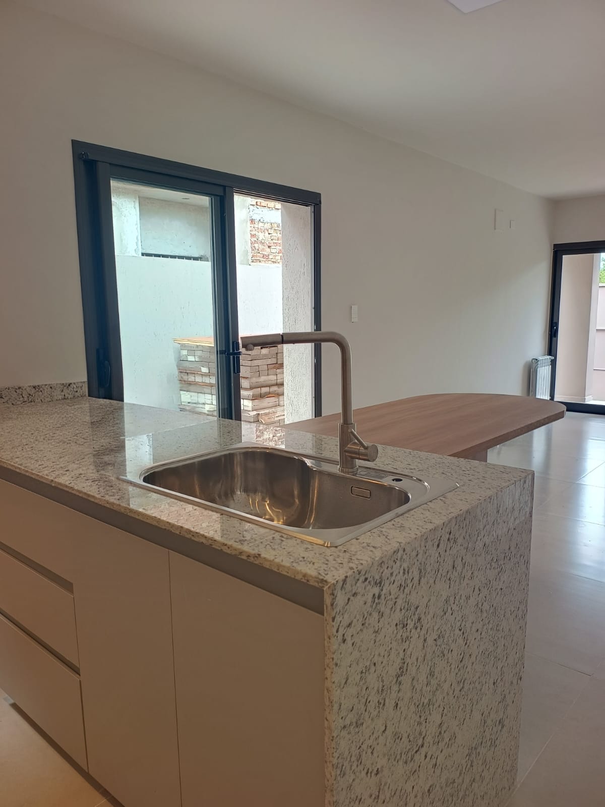 2 dormitorios (ambos con Placard) · cocina integrada al estar comedor · baño · jardín delantero · patio con asador · cochera para 2 autos · calefacción central · lote 250m2 · superficie cubierta 120m2 - foto 7