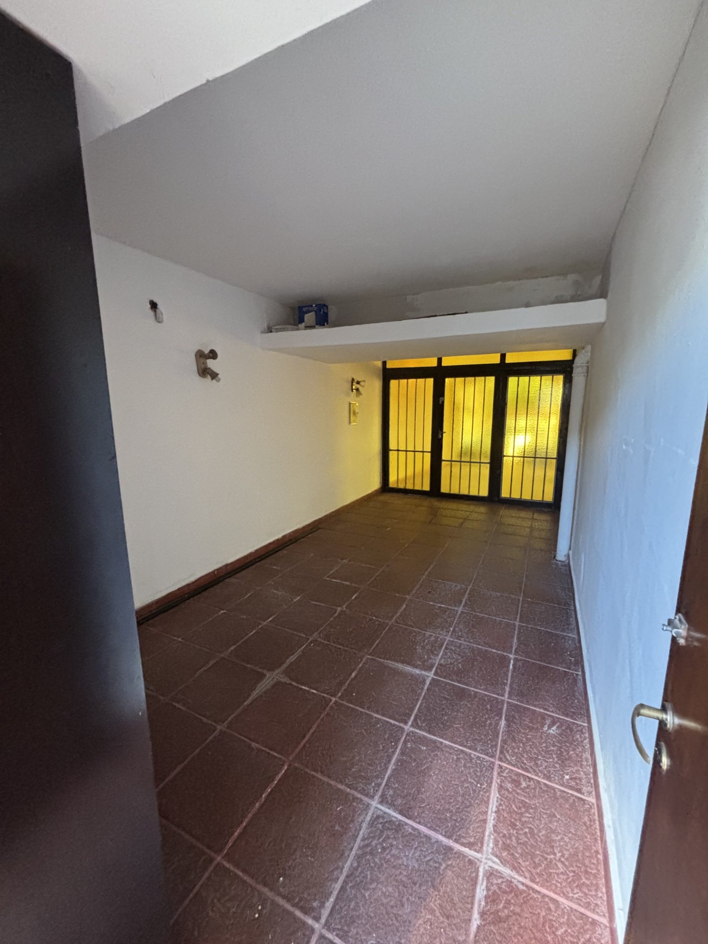 3 dormitorios · cocina comedor · living amplio · sala de estar · escritorio · lavadero · garaje y cochera (2 vehiculos) · patio con asador - foto 3