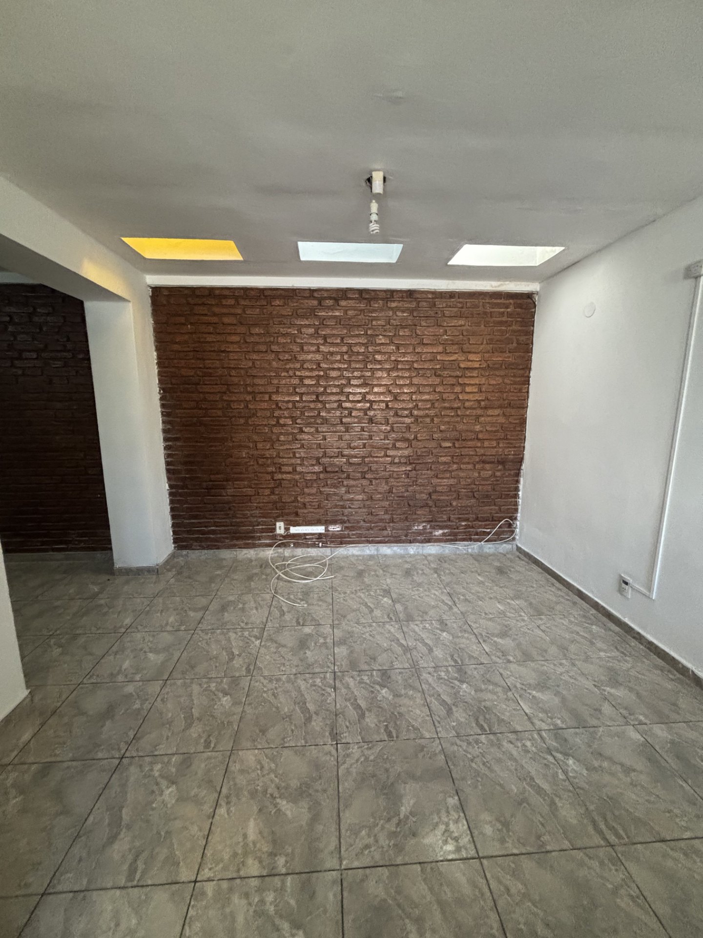 3 dormitorios · cocina comedor · living amplio · sala de estar · escritorio · lavadero · garaje y cochera (2 vehiculos) · patio con asador - foto 4
