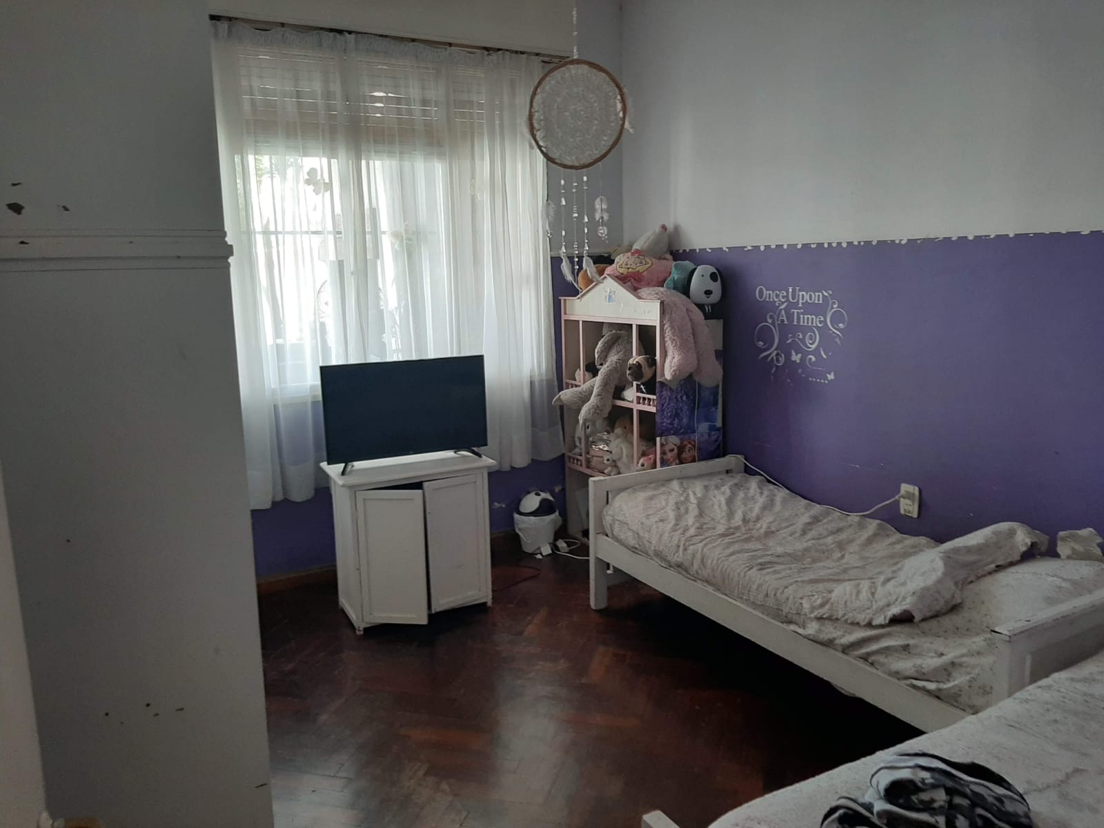 9 · 30 mts de fente x 30 mts de fondo - 155 mts Sup Cubierta · 281 metros Totales. Esta compuesta por 3 dormitorios · dos baños · local comercial · living comedor amplio · cocina separada · patio de luz y patio trasero. - foto 10