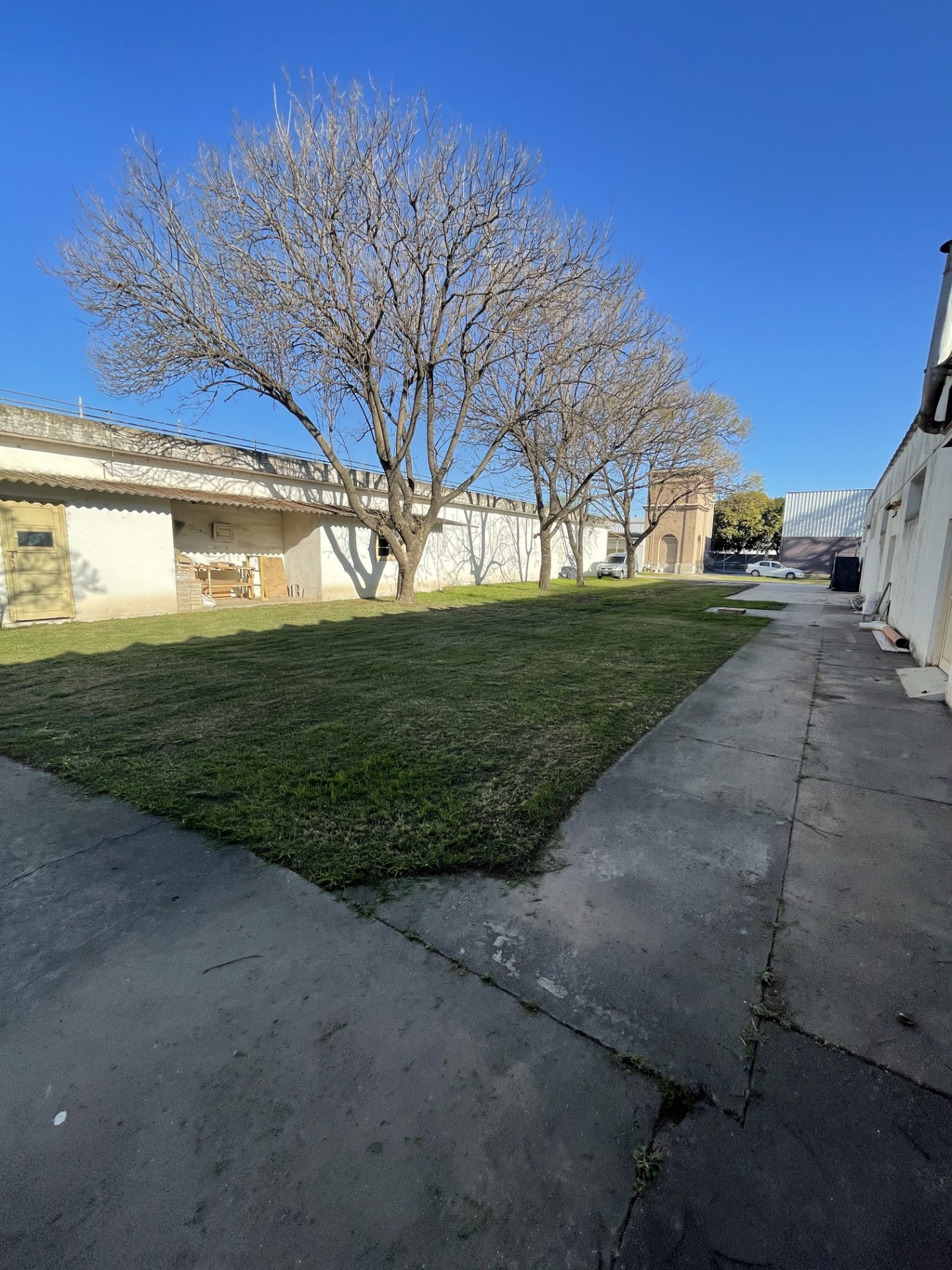 Superficie total: 3.333 · 24 m² · Superficie cubierta: 944 m² · Medidas del terreno: 35 · 46 m de frente x 94 m de fondo - foto 3