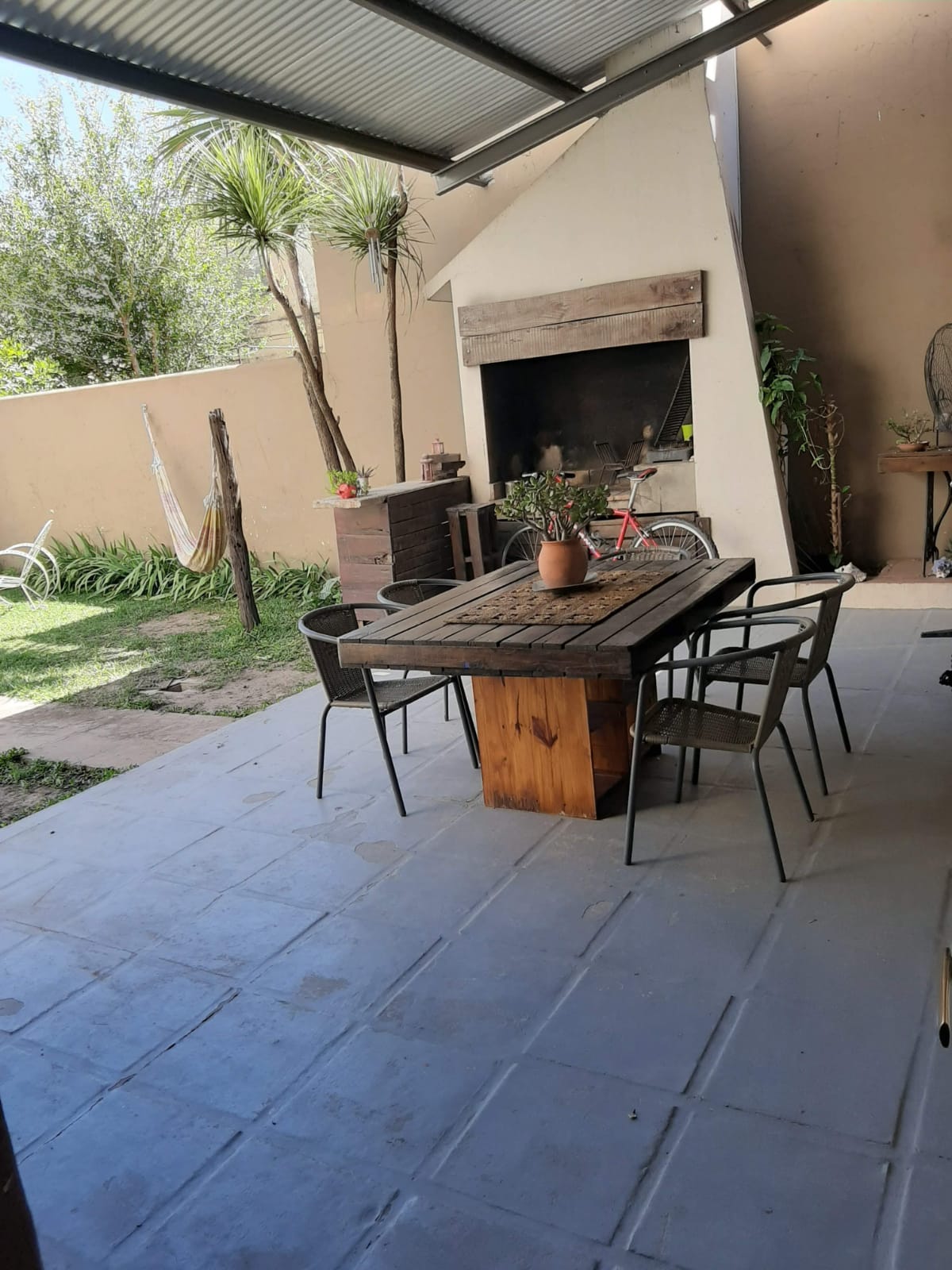 9 · 30 mts de fente x 30 mts de fondo - 155 mts Sup Cubierta · 281 metros Totales. Esta compuesta por 3 dormitorios · dos baños · local comercial · living comedor amplio · cocina separada · patio de luz y patio trasero. - foto 4