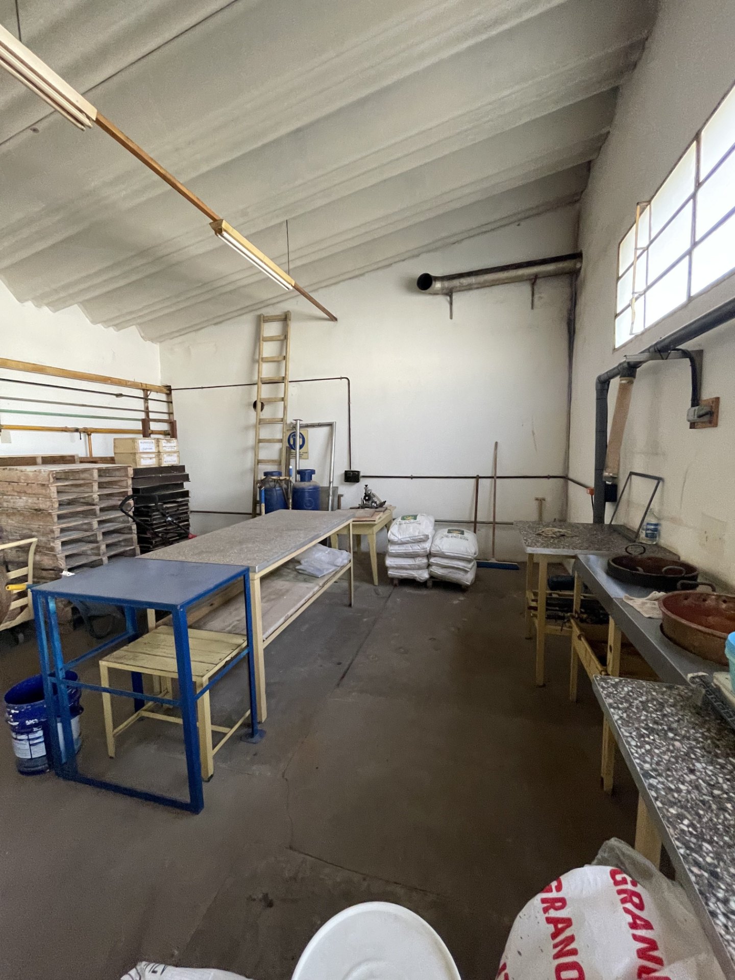 Superficie total: 3.333 · 24 m² · Superficie cubierta: 944 m² · Medidas del terreno: 35 · 46 m de frente x 94 m de fondo - foto 7