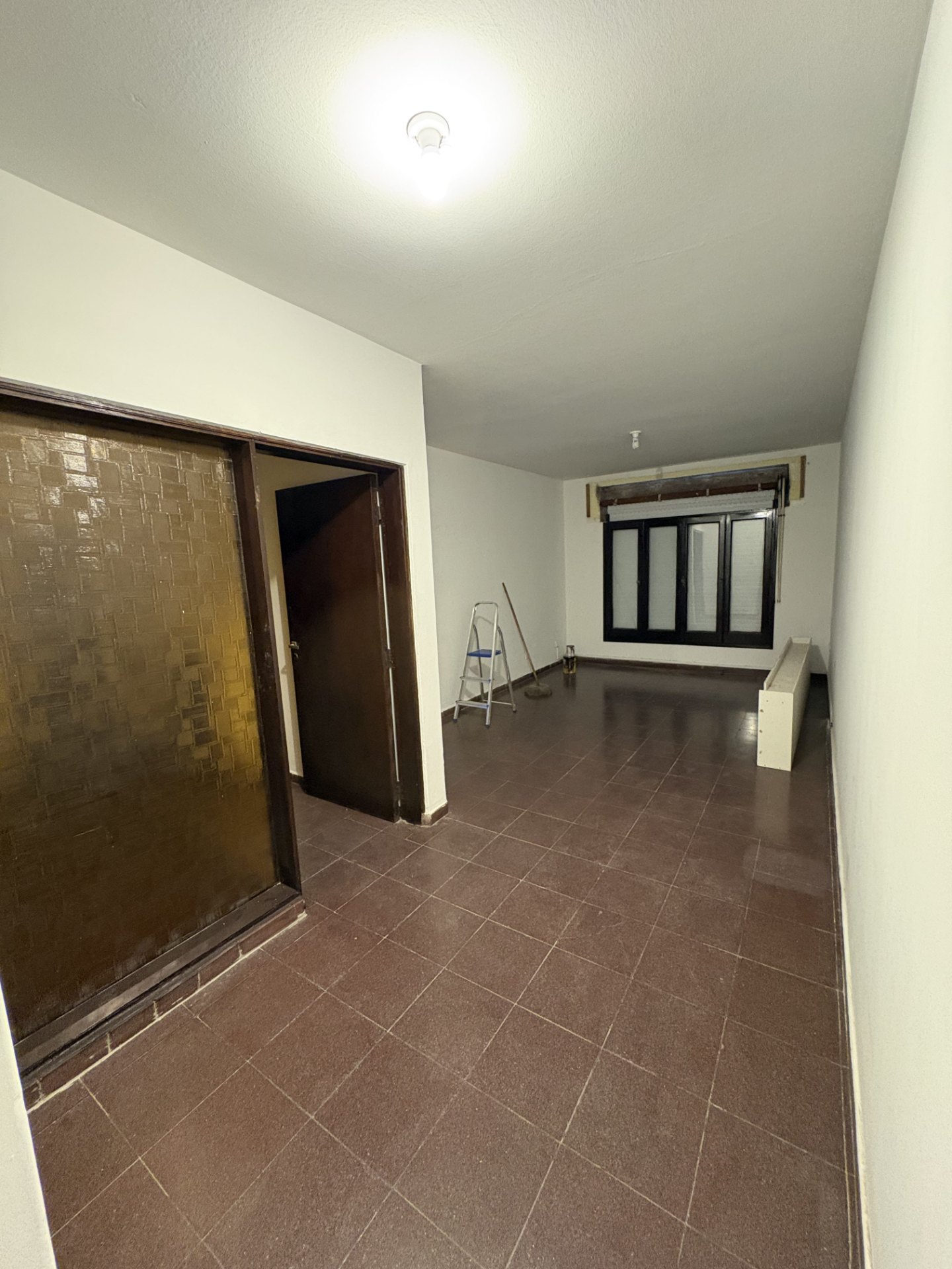 2 dormitorios con placares · cocina amplia con amoblamiento · living comedor · baño nuevo y patio de Luz. - foto 10