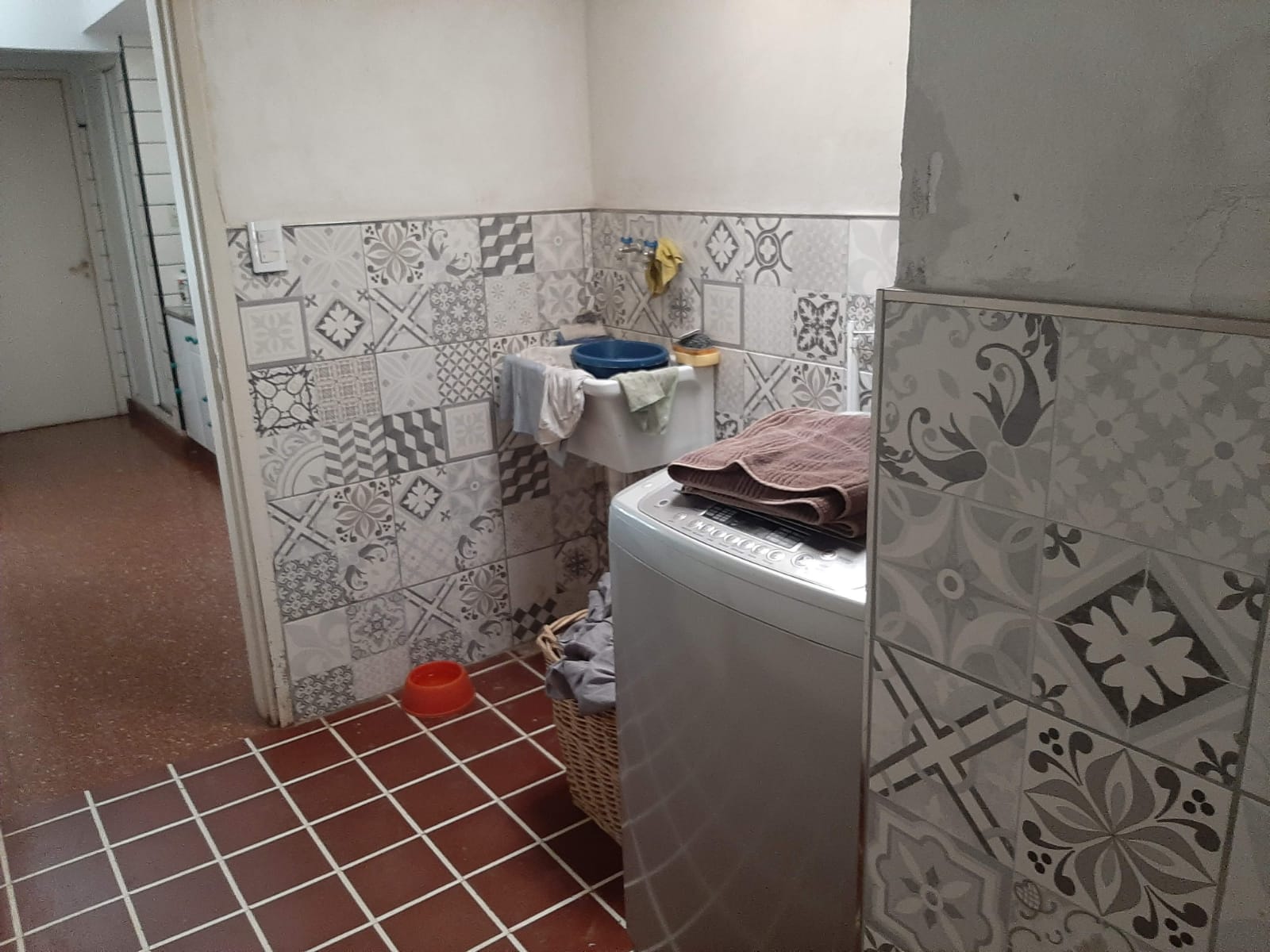 9 · 30 mts de fente x 30 mts de fondo - 155 mts Sup Cubierta · 281 metros Totales. Esta compuesta por 3 dormitorios · dos baños · local comercial · living comedor amplio · cocina separada · patio de luz y patio trasero. - foto 8