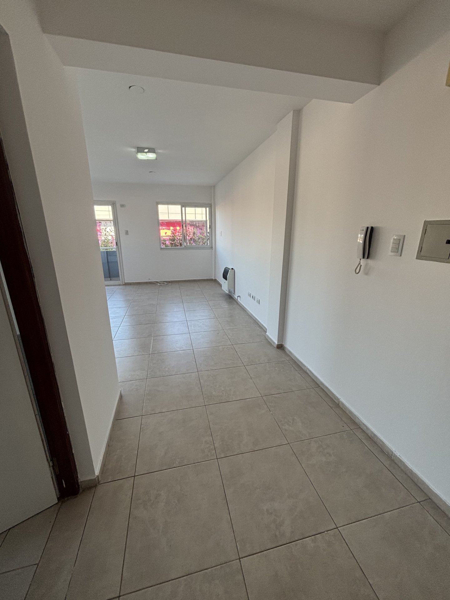 266 metros Totales · 201 metros Cubiertos · 2 dormitorios (uno de ellos con vestidor · otro con placard) · un baño principal · living separado · cocina comedor · garaje para 3 autos que se adapta como quincho ya que posee un divisorio con puerta corrediza de aluminio y vidrio · asador · barra desayunadora · lavadero y kichenet. El patio es de tamaño mediano y se encuentran dos cuartos de guardados. - foto 12