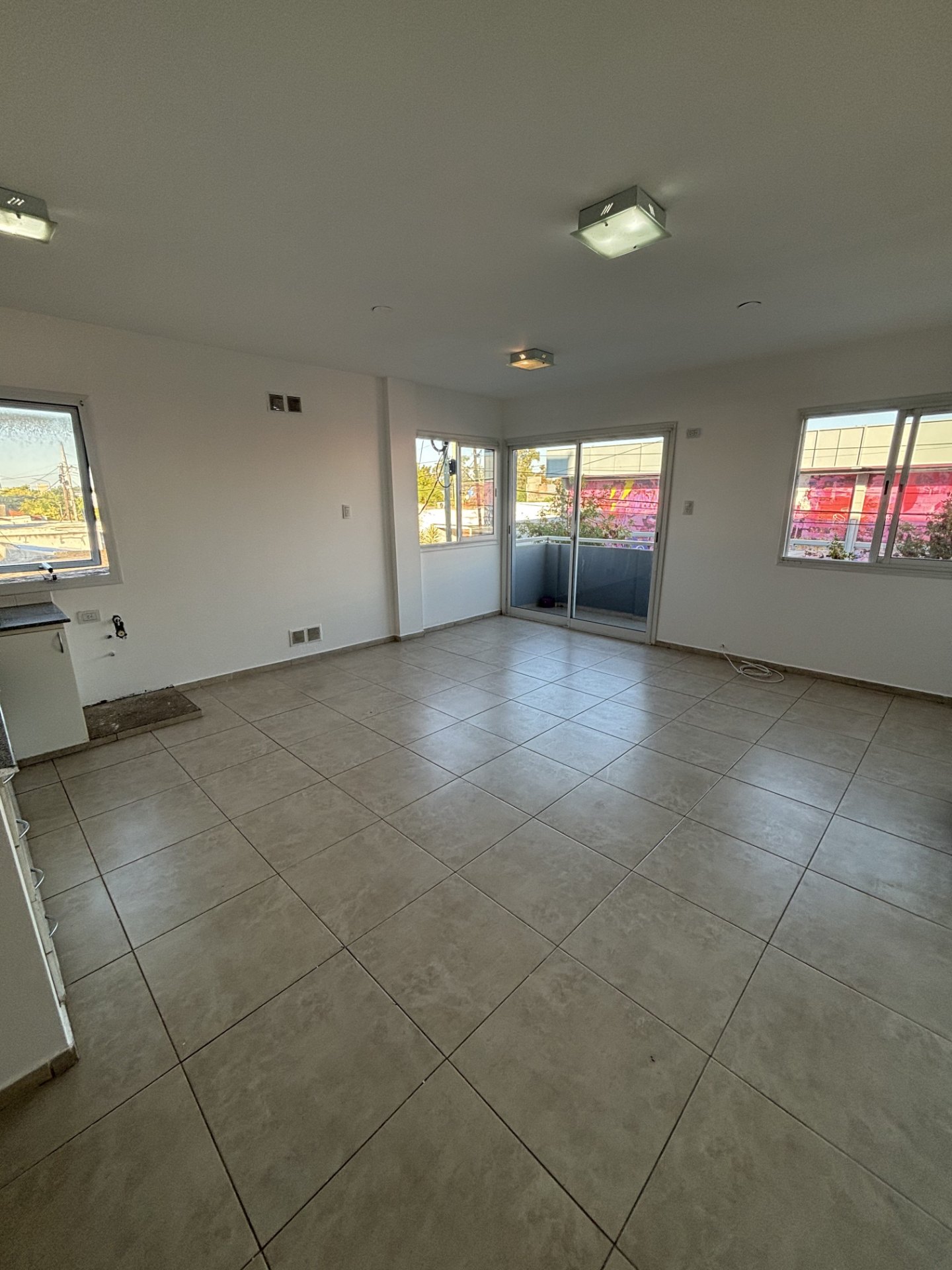266 metros Totales · 201 metros Cubiertos · 2 dormitorios (uno de ellos con vestidor · otro con placard) · un baño principal · living separado · cocina comedor · garaje para 3 autos que se adapta como quincho ya que posee un divisorio con puerta corrediza de aluminio y vidrio · asador · barra desayunadora · lavadero y kichenet. El patio es de tamaño mediano y se encuentran dos cuartos de guardados. - foto 14