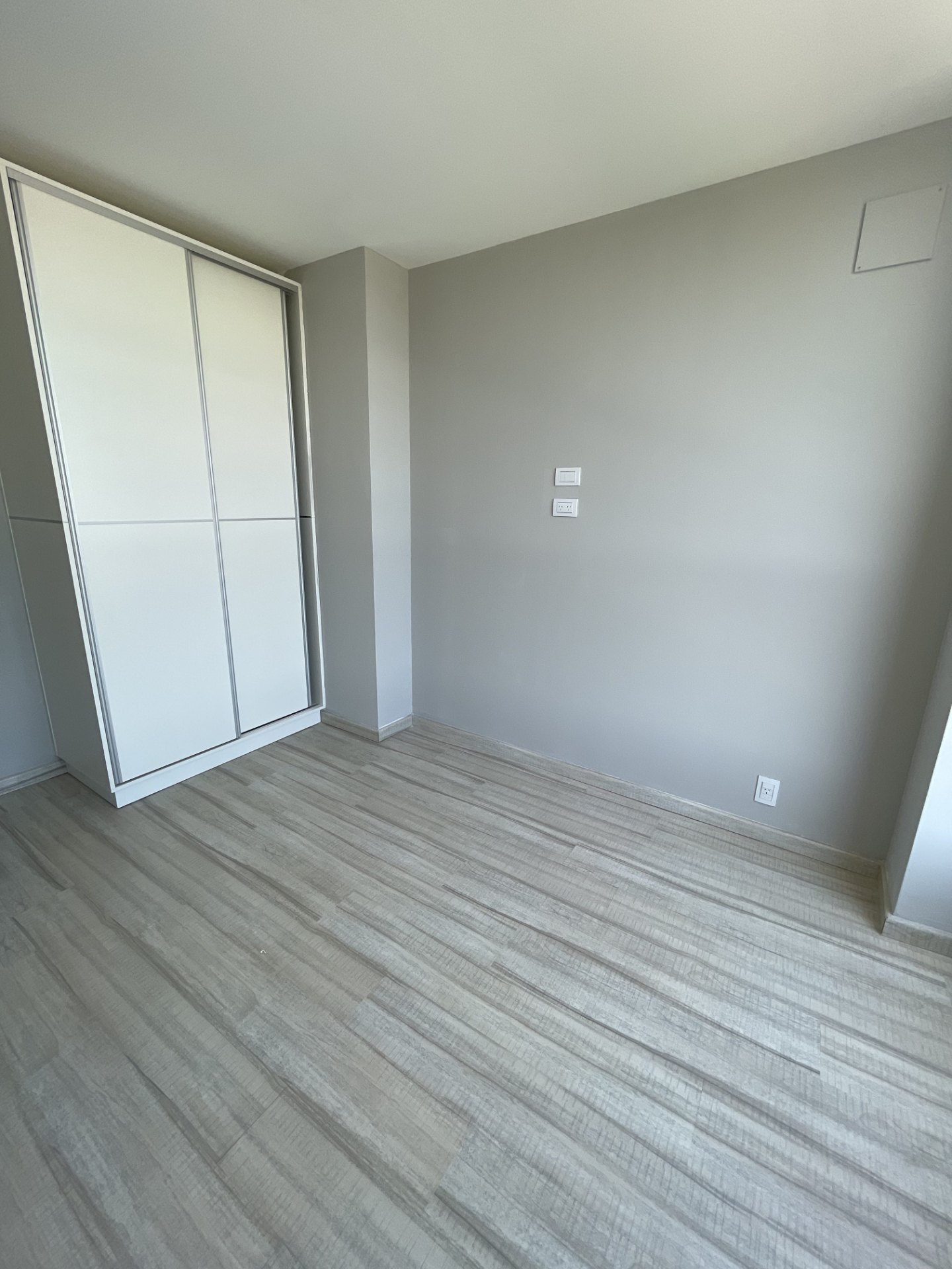 Vista al frente · departamento de 2 dorm completamente iluminado · 2 baños · living comedor · cocina con barra desayunadora · placares · balcon grande. Posee cochera - foto 5