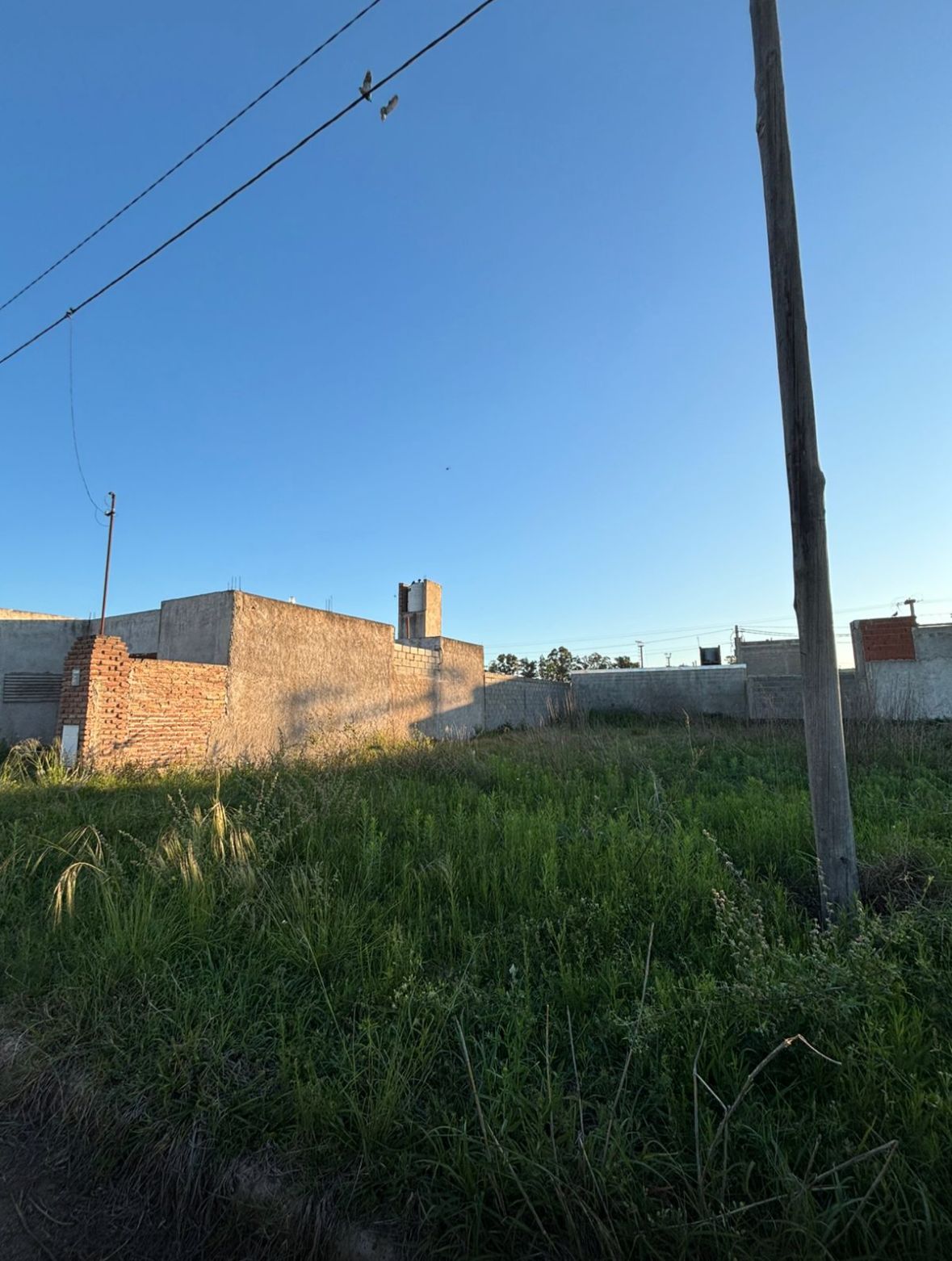 Lote de 225 mts Totales · se recibe entrega y financiacion. Posee escritura · luz · gas · agua. - foto 2