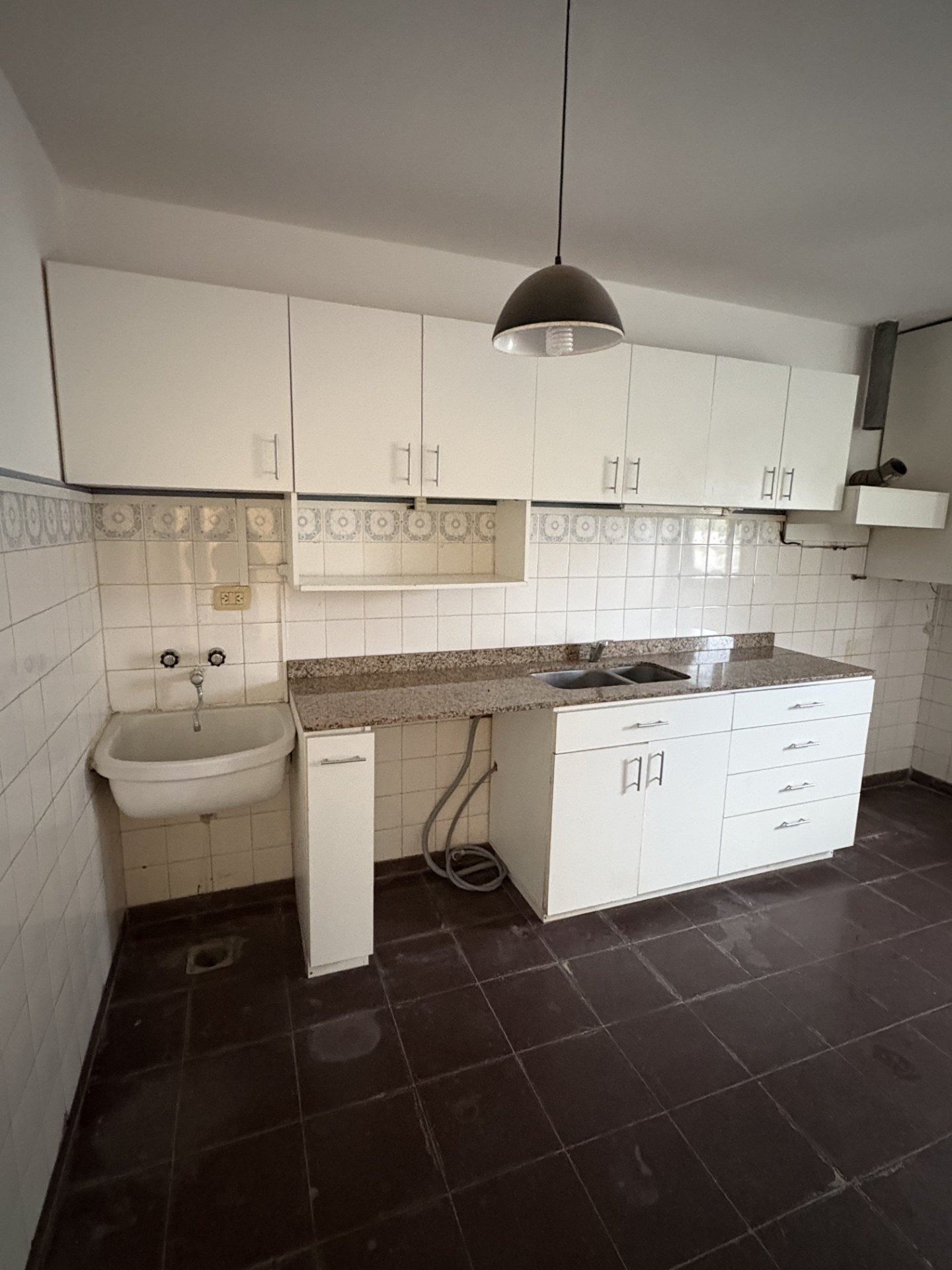 2 dormitorios con placares · cocina amplia con amoblamiento · living comedor · baño nuevo y patio de Luz. - foto 8