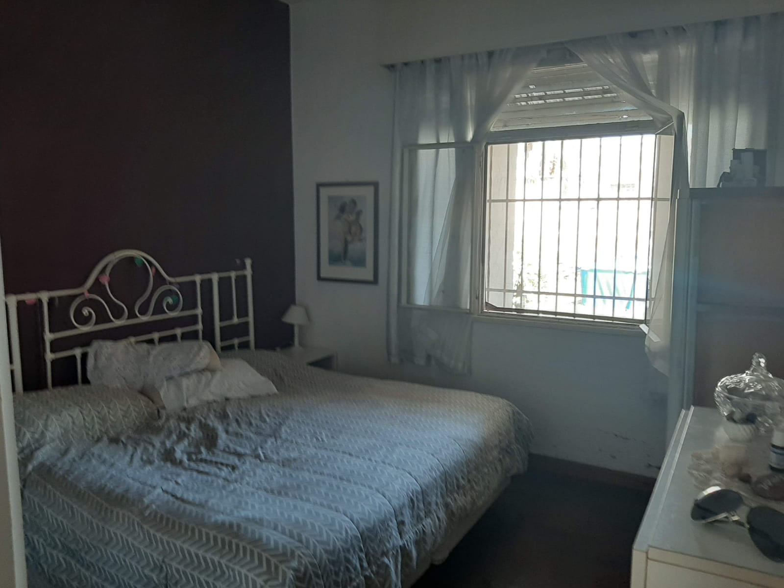 9 · 30 mts de fente x 30 mts de fondo - 155 mts Sup Cubierta · 281 metros Totales. Esta compuesta por 3 dormitorios · dos baños · local comercial · living comedor amplio · cocina separada · patio de luz y patio trasero. - foto 9