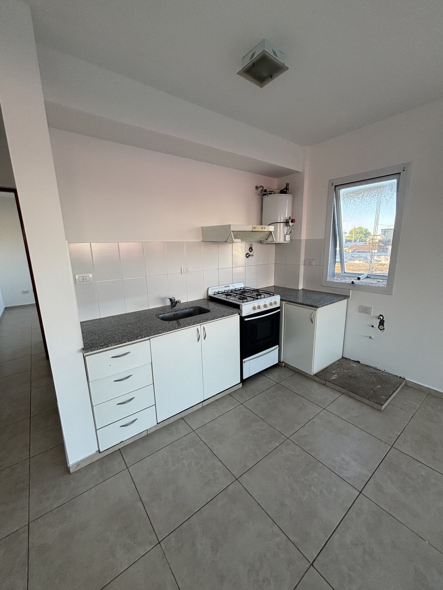 266 metros Totales · 201 metros Cubiertos · 2 dormitorios (uno de ellos con vestidor · otro con placard) · un baño principal · living separado · cocina comedor · garaje para 3 autos que se adapta como quincho ya que posee un divisorio con puerta corrediza de aluminio y vidrio · asador · barra desayunadora · lavadero y kichenet. El patio es de tamaño mediano y se encuentran dos cuartos de guardados. - foto 16