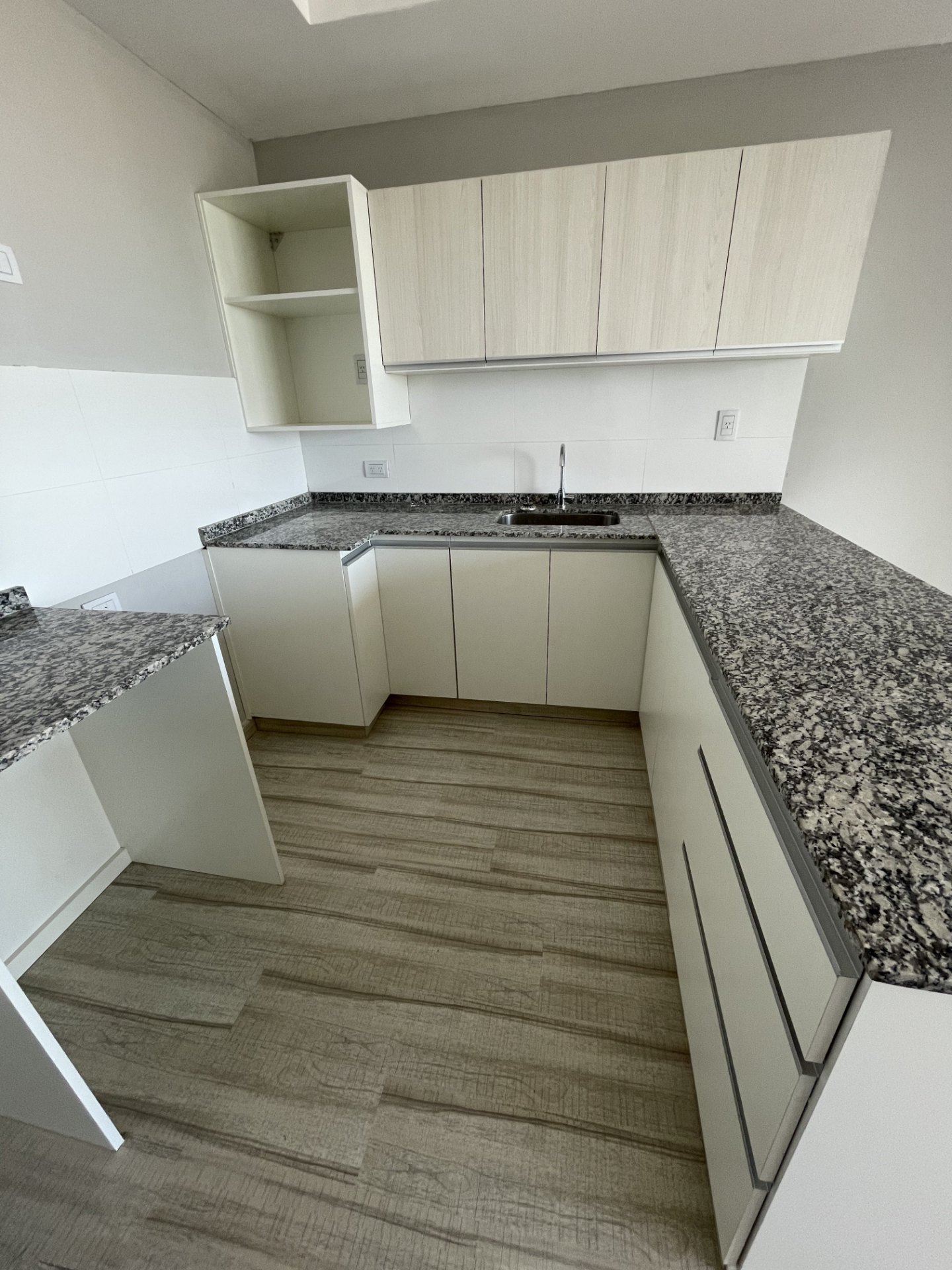 Vista al frente · departamento de 2 dorm completamente iluminado · 2 baños · living comedor · cocina con barra desayunadora · placares · balcon grande. Posee cochera - foto 7