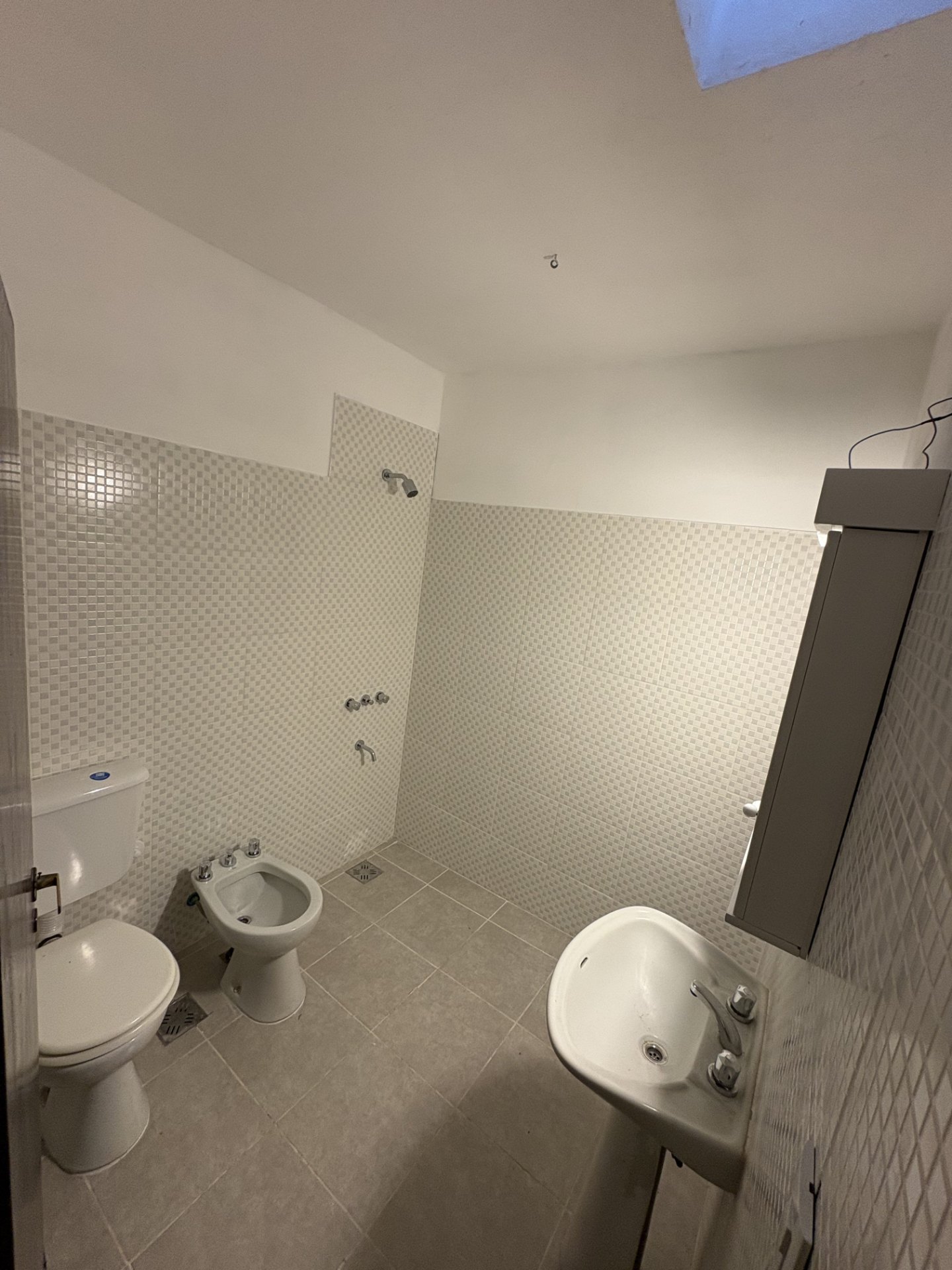 2 dormitorios con placares · cocina amplia con amoblamiento · living comedor · baño nuevo y patio de Luz. - foto 6