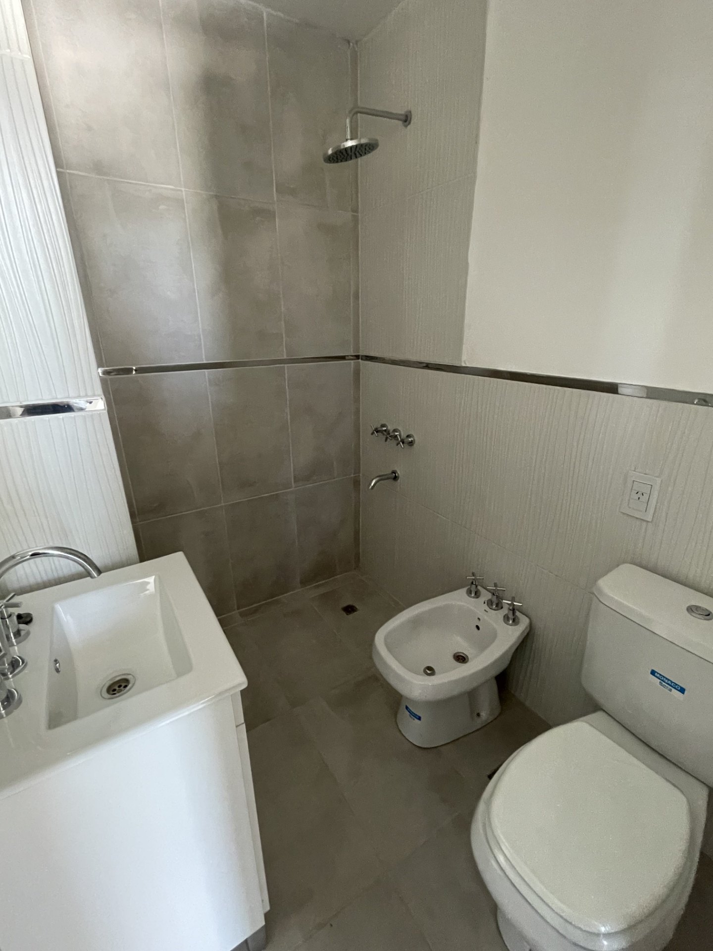 Ed. Myconos II · 2° piso · ascensor · 38 metros de superficie Total. Posee placard · amoblamiento de bajo mesada · alacena · baño y balcón. - foto 7