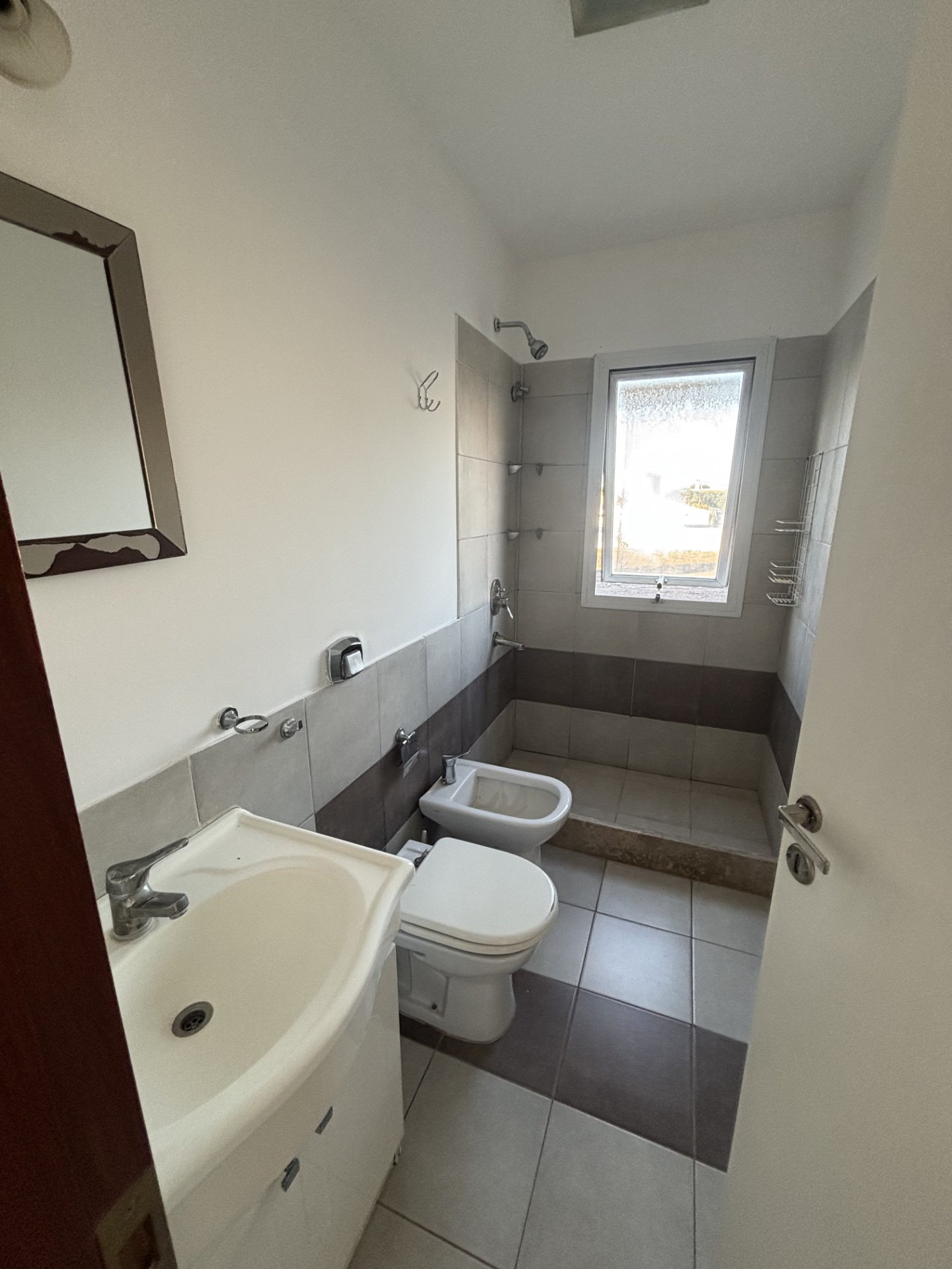 266 metros Totales · 201 metros Cubiertos · 2 dormitorios (uno de ellos con vestidor · otro con placard) · un baño principal · living separado · cocina comedor · garaje para 3 autos que se adapta como quincho ya que posee un divisorio con puerta corrediza de aluminio y vidrio · asador · barra desayunadora · lavadero y kichenet. El patio es de tamaño mediano y se encuentran dos cuartos de guardados. - foto 13