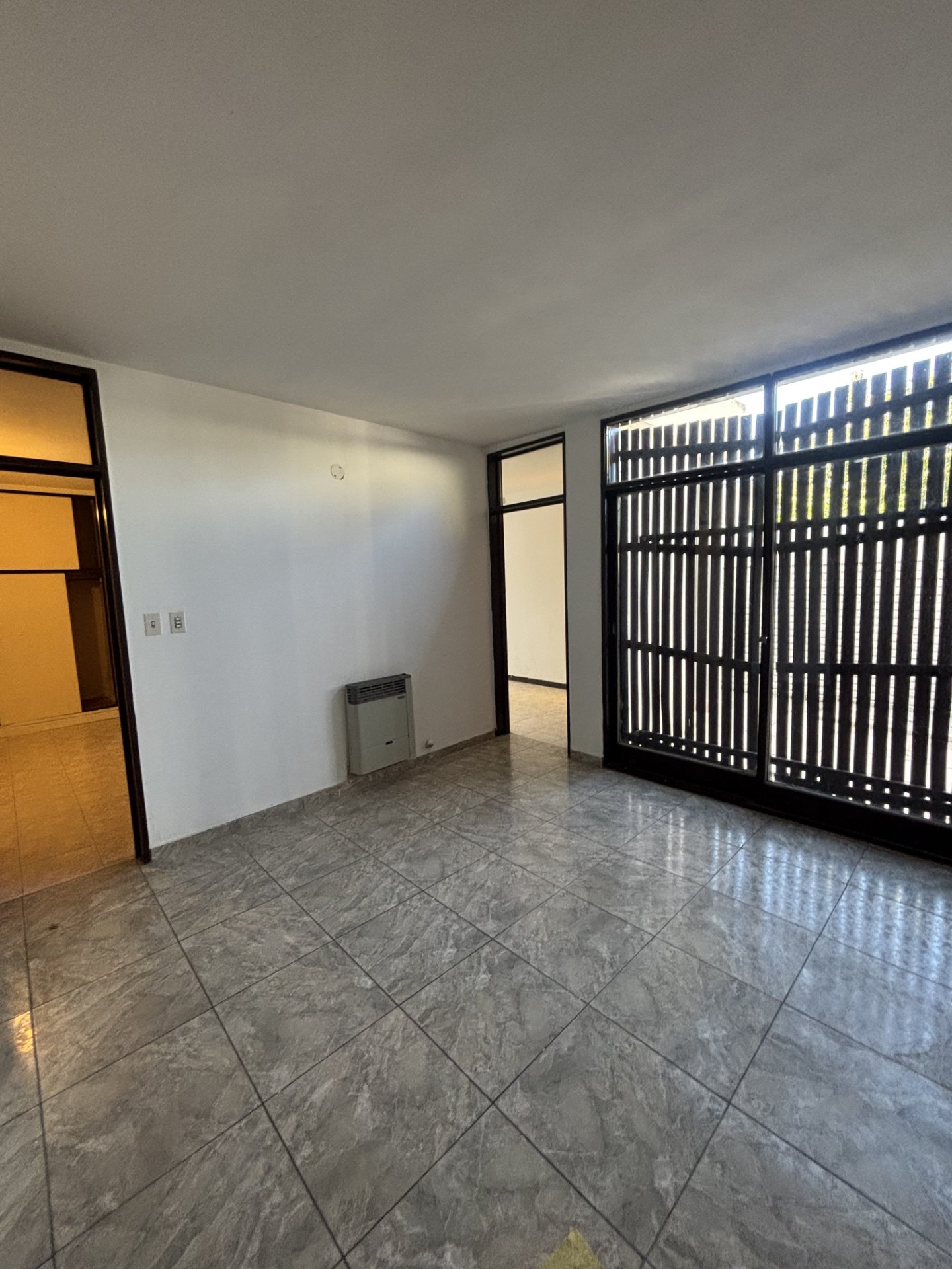 3 dormitorios · cocina comedor · living amplio · sala de estar · escritorio · lavadero · garaje y cochera (2 vehiculos) · patio con asador - foto 6