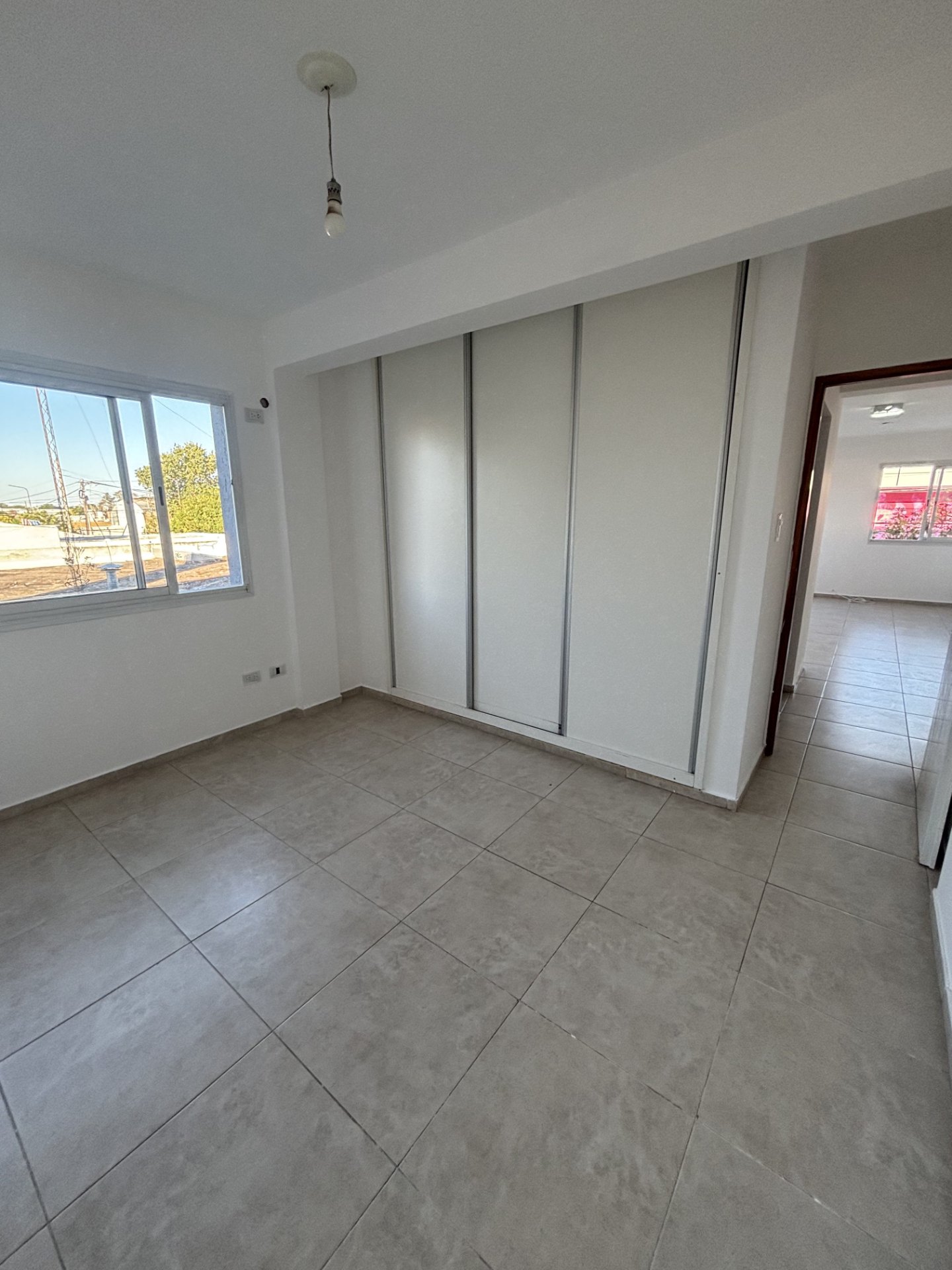 266 metros Totales · 201 metros Cubiertos · 2 dormitorios (uno de ellos con vestidor · otro con placard) · un baño principal · living separado · cocina comedor · garaje para 3 autos que se adapta como quincho ya que posee un divisorio con puerta corrediza de aluminio y vidrio · asador · barra desayunadora · lavadero y kichenet. El patio es de tamaño mediano y se encuentran dos cuartos de guardados. - foto 11