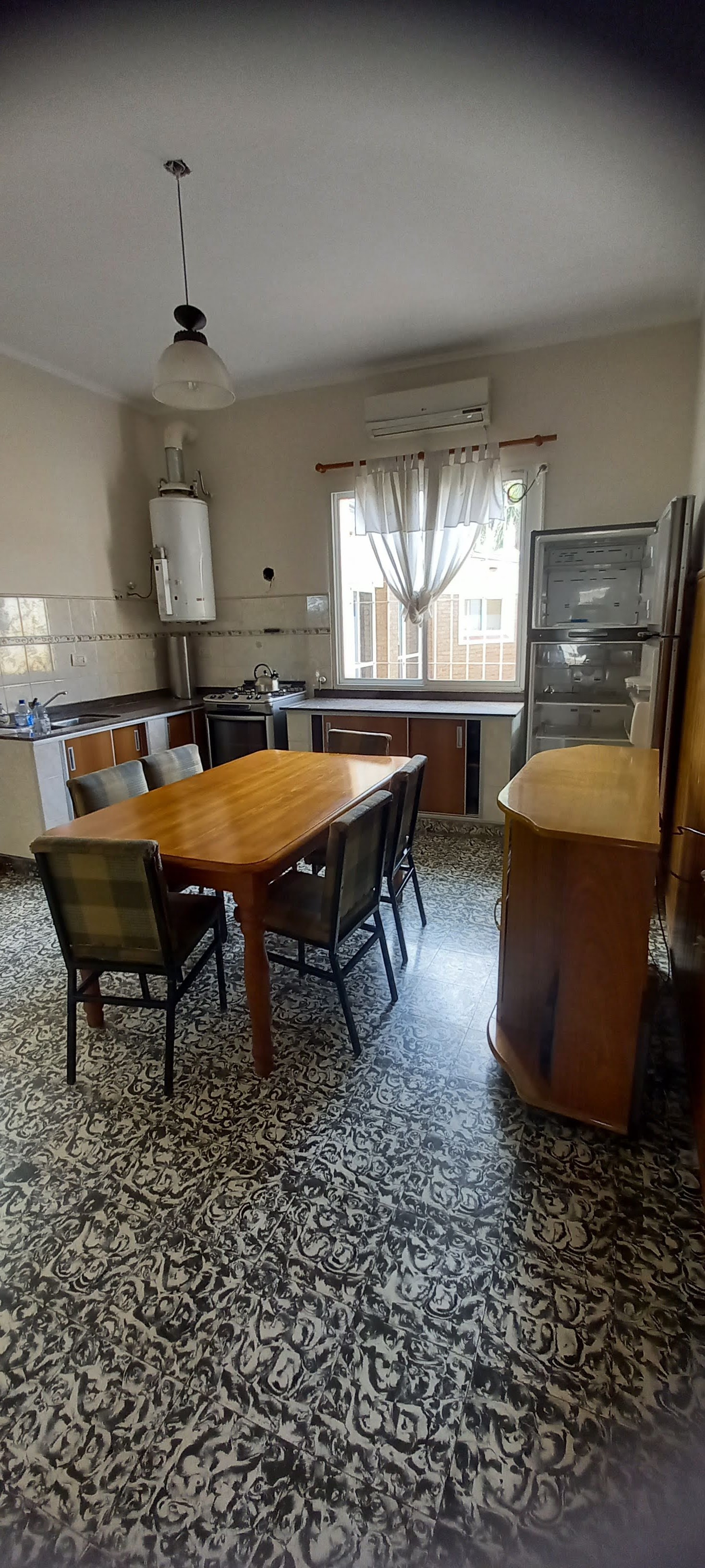 266 metros Totales · 201 metros Cubiertos · 2 dormitorios (uno de ellos con vestidor · otro con placard) · un baño principal · living separado · cocina comedor · garaje para 3 autos que se adapta como quincho ya que posee un divisorio con puerta corrediza de aluminio y vidrio · asador · barra desayunadora · lavadero y kichenet. El patio es de tamaño mediano y se encuentran dos cuartos de guardados. - foto 7