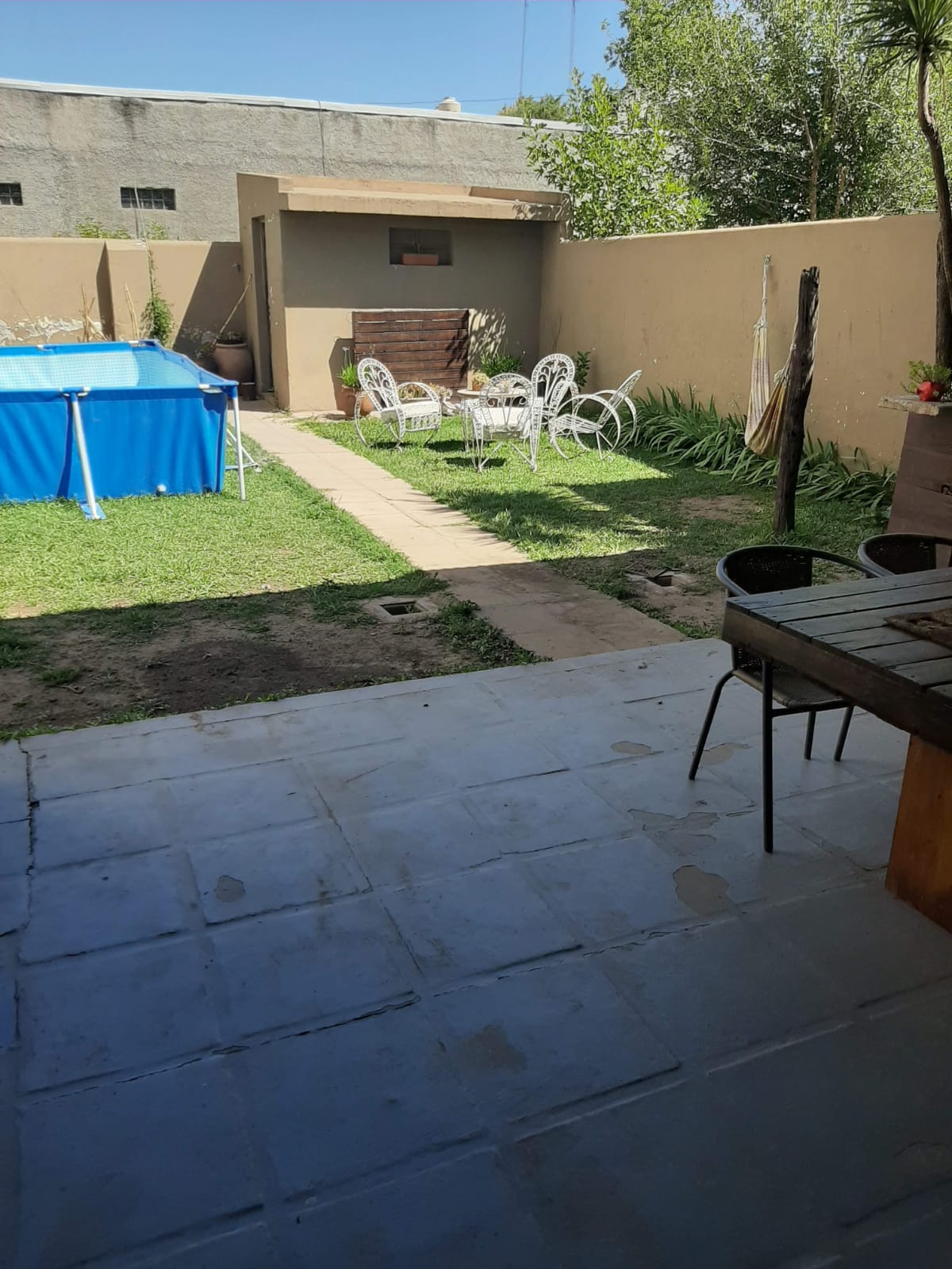 9 · 30 mts de fente x 30 mts de fondo - 155 mts Sup Cubierta · 281 metros Totales. Esta compuesta por 3 dormitorios · dos baños · local comercial · living comedor amplio · cocina separada · patio de luz y patio trasero. - foto 7