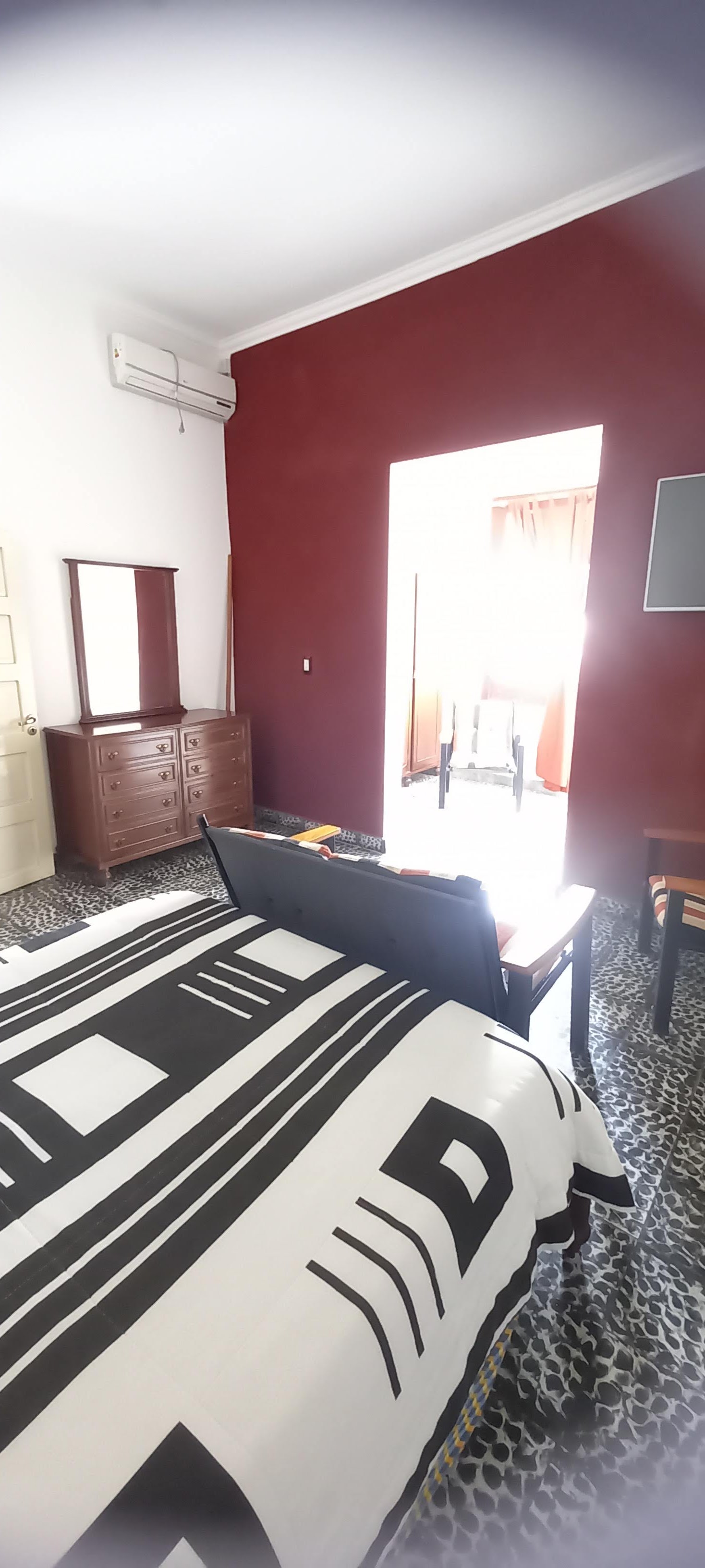 266 metros Totales · 201 metros Cubiertos · 2 dormitorios (uno de ellos con vestidor · otro con placard) · un baño principal · living separado · cocina comedor · garaje para 3 autos que se adapta como quincho ya que posee un divisorio con puerta corrediza de aluminio y vidrio · asador · barra desayunadora · lavadero y kichenet. El patio es de tamaño mediano y se encuentran dos cuartos de guardados. - foto 8