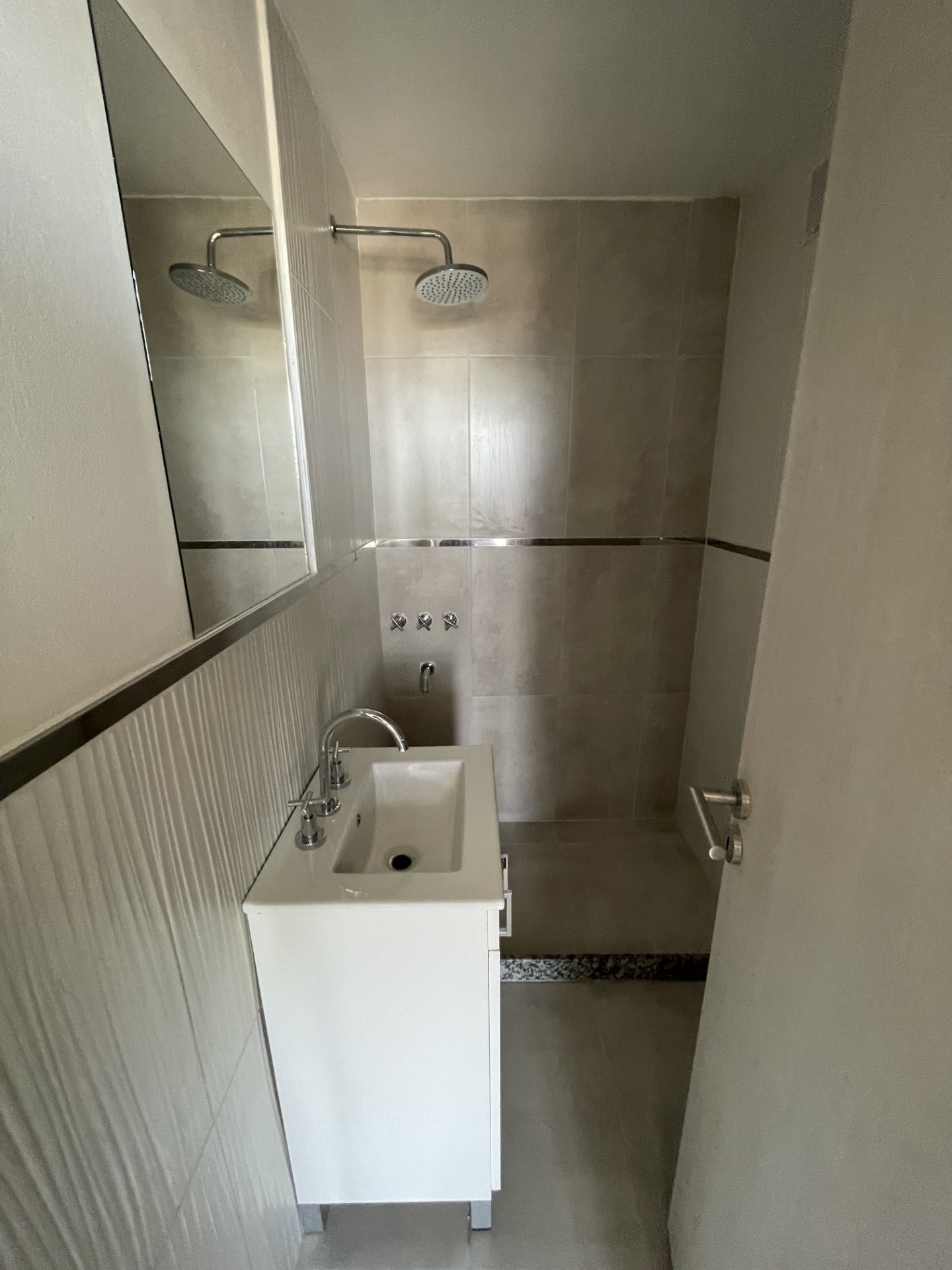 Vista al frente · departamento de 2 dorm completamente iluminado · 2 baños · living comedor · cocina con barra desayunadora · placares · balcon grande. Posee cochera - foto 6