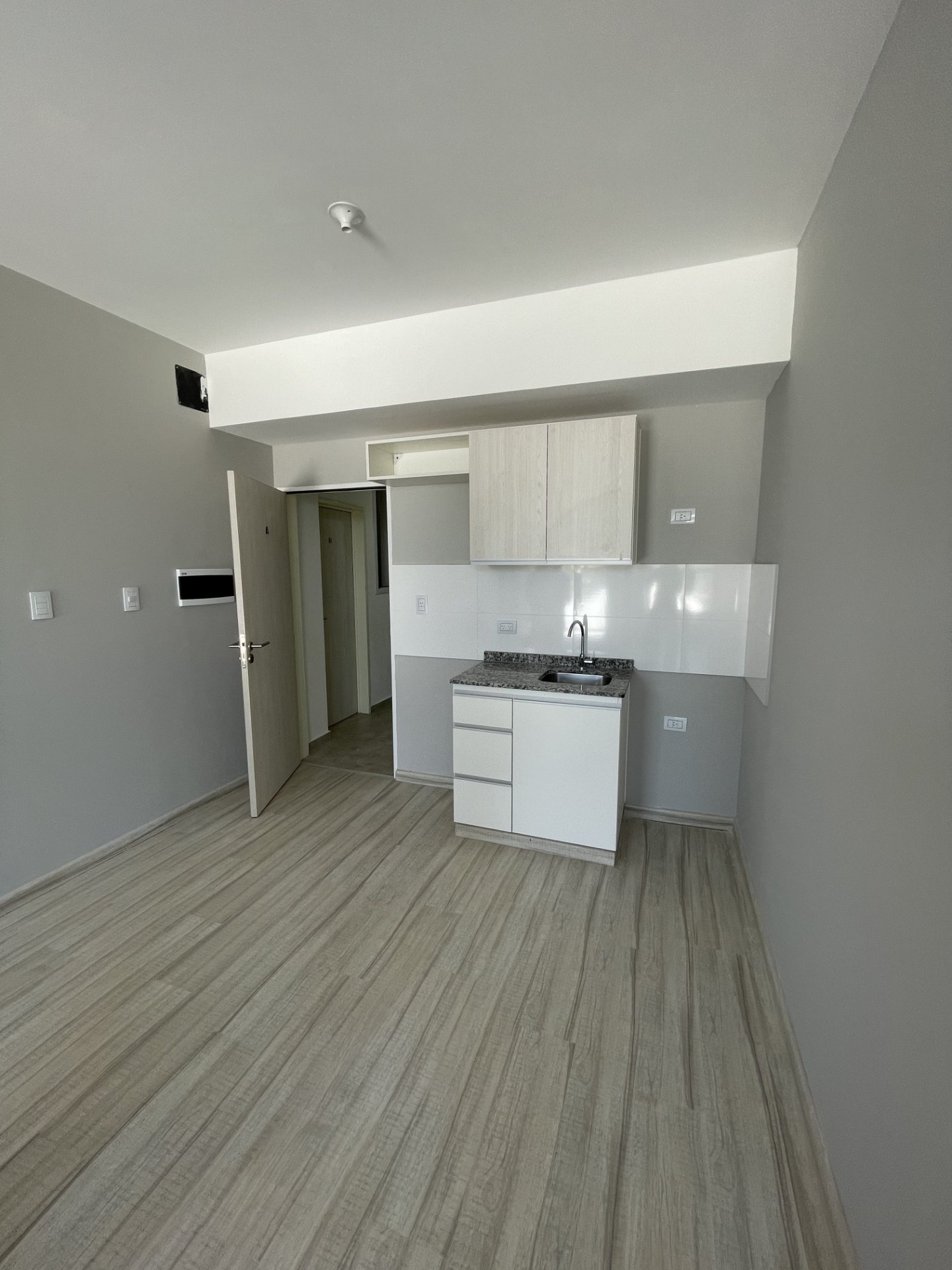 Ed. Myconos II · 2° piso · ascensor · 38 metros de superficie Total. Posee placard · amoblamiento de bajo mesada · alacena · baño y balcón. - foto 4