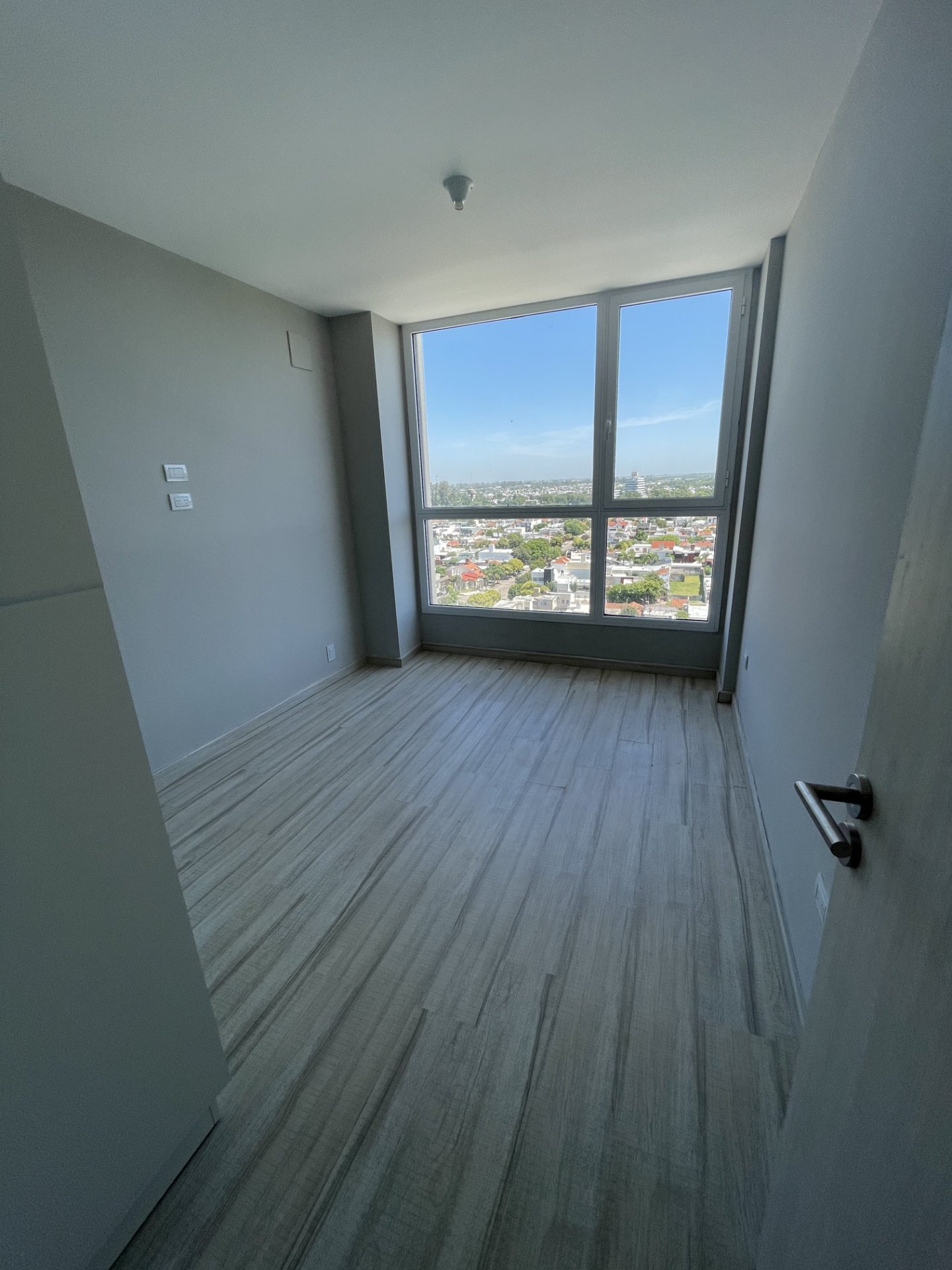 Vista al frente · departamento de 2 dorm completamente iluminado · 2 baños · living comedor · cocina con barra desayunadora · placares · balcon grande. Posee cochera - foto 4