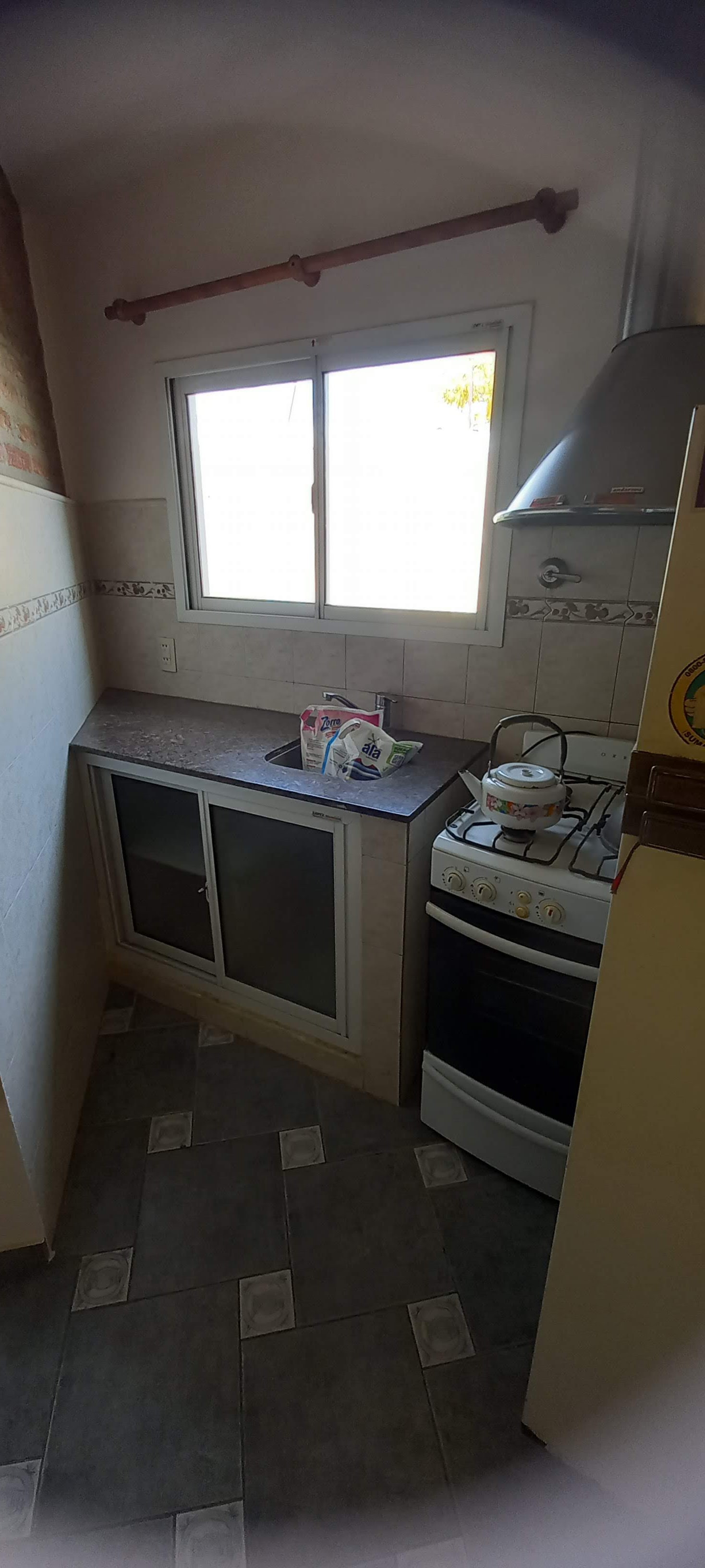 266 metros Totales · 201 metros Cubiertos · 2 dormitorios (uno de ellos con vestidor · otro con placard) · un baño principal · living separado · cocina comedor · garaje para 3 autos que se adapta como quincho ya que posee un divisorio con puerta corrediza de aluminio y vidrio · asador · barra desayunadora · lavadero y kichenet. El patio es de tamaño mediano y se encuentran dos cuartos de guardados. - foto 5