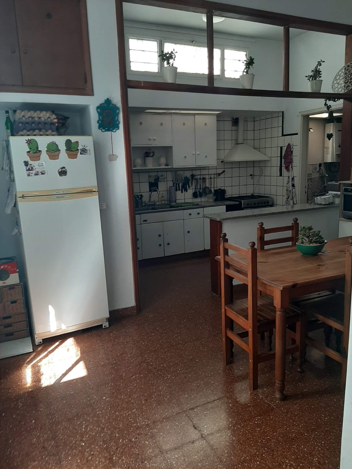 9 · 30 mts de fente x 30 mts de fondo - 155 mts Sup Cubierta · 281 metros Totales. Esta compuesta por 3 dormitorios · dos baños · local comercial · living comedor amplio · cocina separada · patio de luz y patio trasero. - foto 2