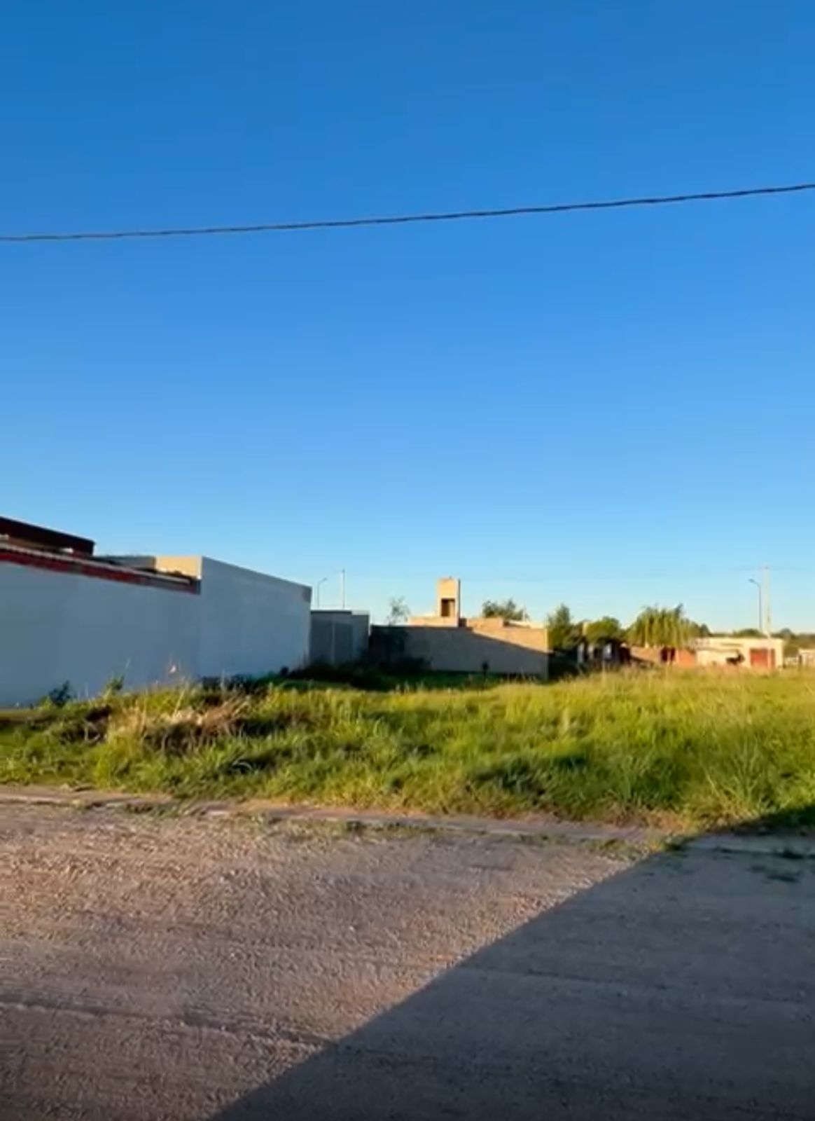 Lote de 225 mts Totales · se recibe entrega y financiacion. Posee escritura · luz · gas · agua. - foto 3