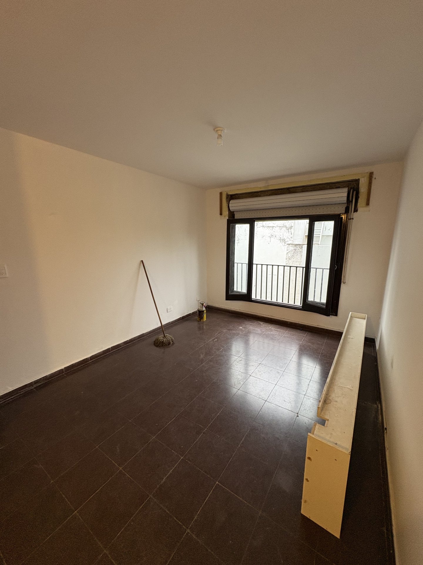2 dormitorios con placares · cocina amplia con amoblamiento · living comedor · baño nuevo y patio de Luz. - foto 7