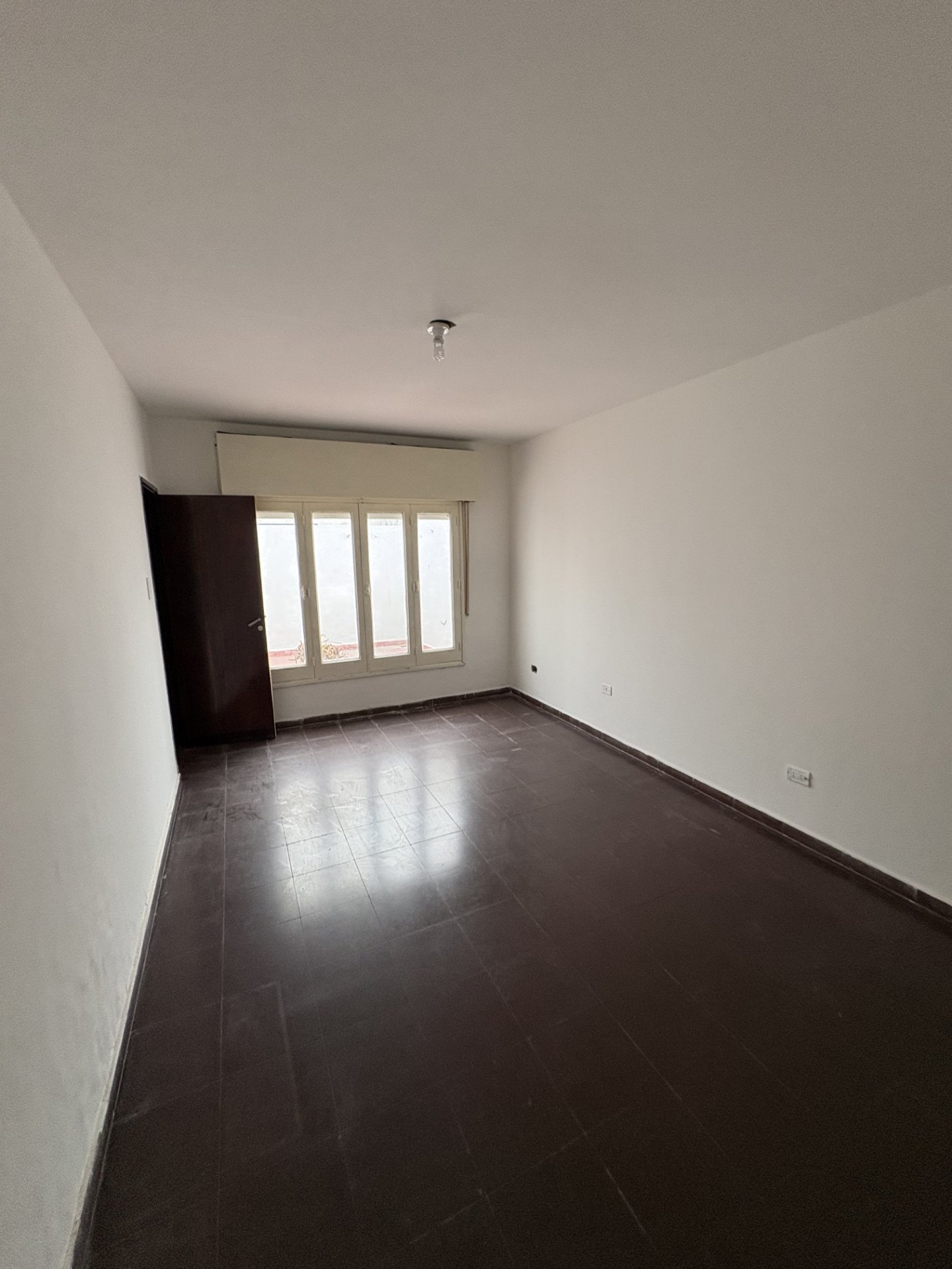 2 dormitorios con placares · cocina amplia con amoblamiento · living comedor · baño nuevo y patio de Luz. - foto 4