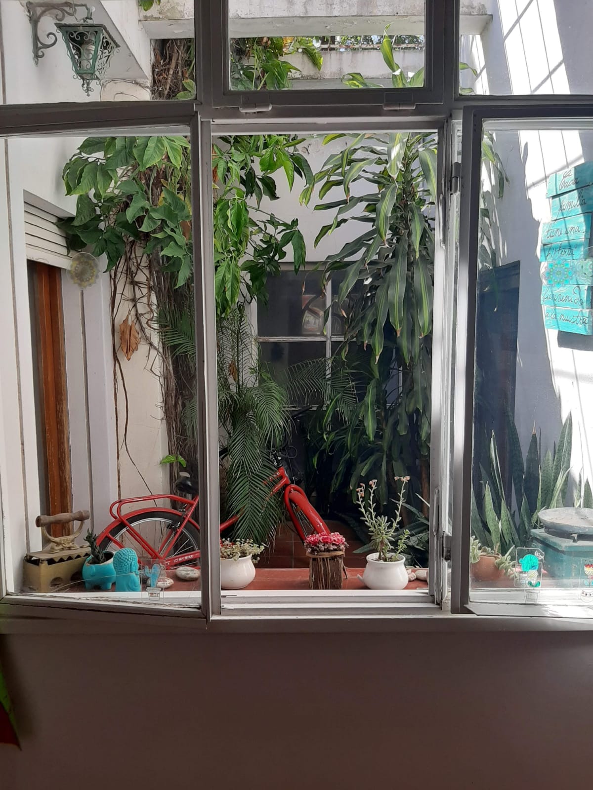 9 · 30 mts de fente x 30 mts de fondo - 155 mts Sup Cubierta · 281 metros Totales. Esta compuesta por 3 dormitorios · dos baños · local comercial · living comedor amplio · cocina separada · patio de luz y patio trasero. - foto 3