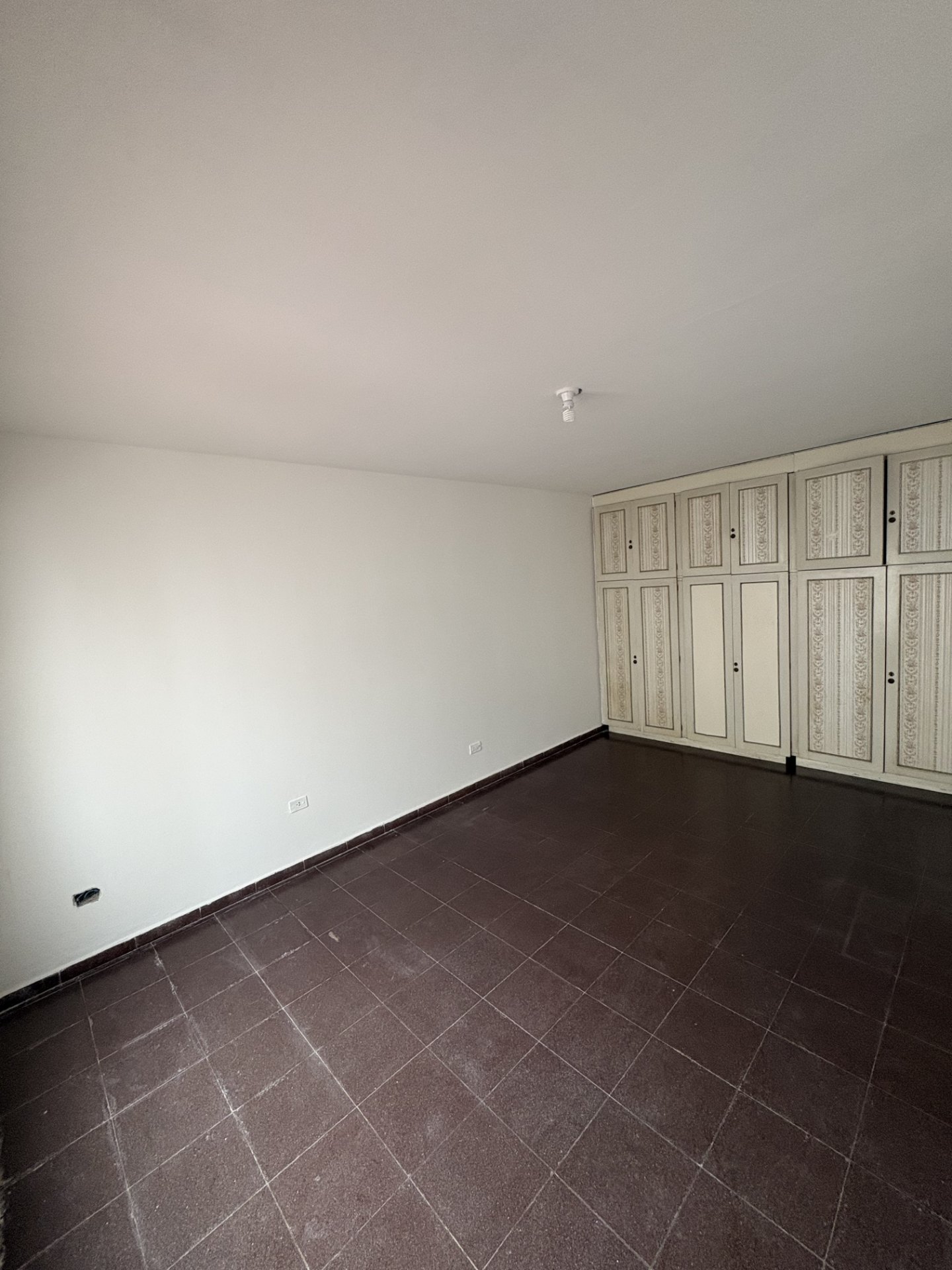 2 dormitorios con placares · cocina amplia con amoblamiento · living comedor · baño nuevo y patio de Luz. - foto 3